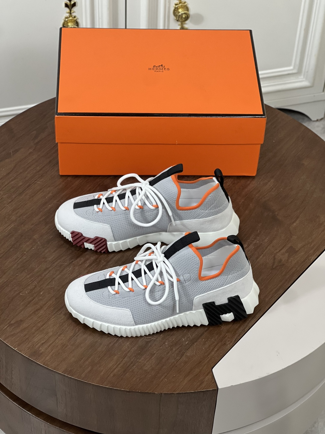 NO:348351,HERME* Hermes high-end men's fashion casual sneakers are seductively created, customized imported flying weaving, stacked design upper with clear lines, cowhide inner foot pads, lightweight rubber outsole. Light luxury style, retro comfortable round toe, breathable and not stuffy at the upper, simple and atmospheric, comfortable and trendy on the feet. Size38-44 (customized for 45.46),, hermes, hermes, sneakers, cowhide19860909HERME*爱马仕高端男士时尚休闲运动鞋 精工打造,定制进口飞织制作,叠层设计鞋面线条感层次分明,牛皮内里脚垫,轻质橡胶大底.轻奢风格,复古的舒适圆头,鞋面透气不闷脚,简约大气,上脚舒适富有潮流感. Size38-44（45.46定制）,,hermes,hermes,sneakers,cowhide,Men's shoes