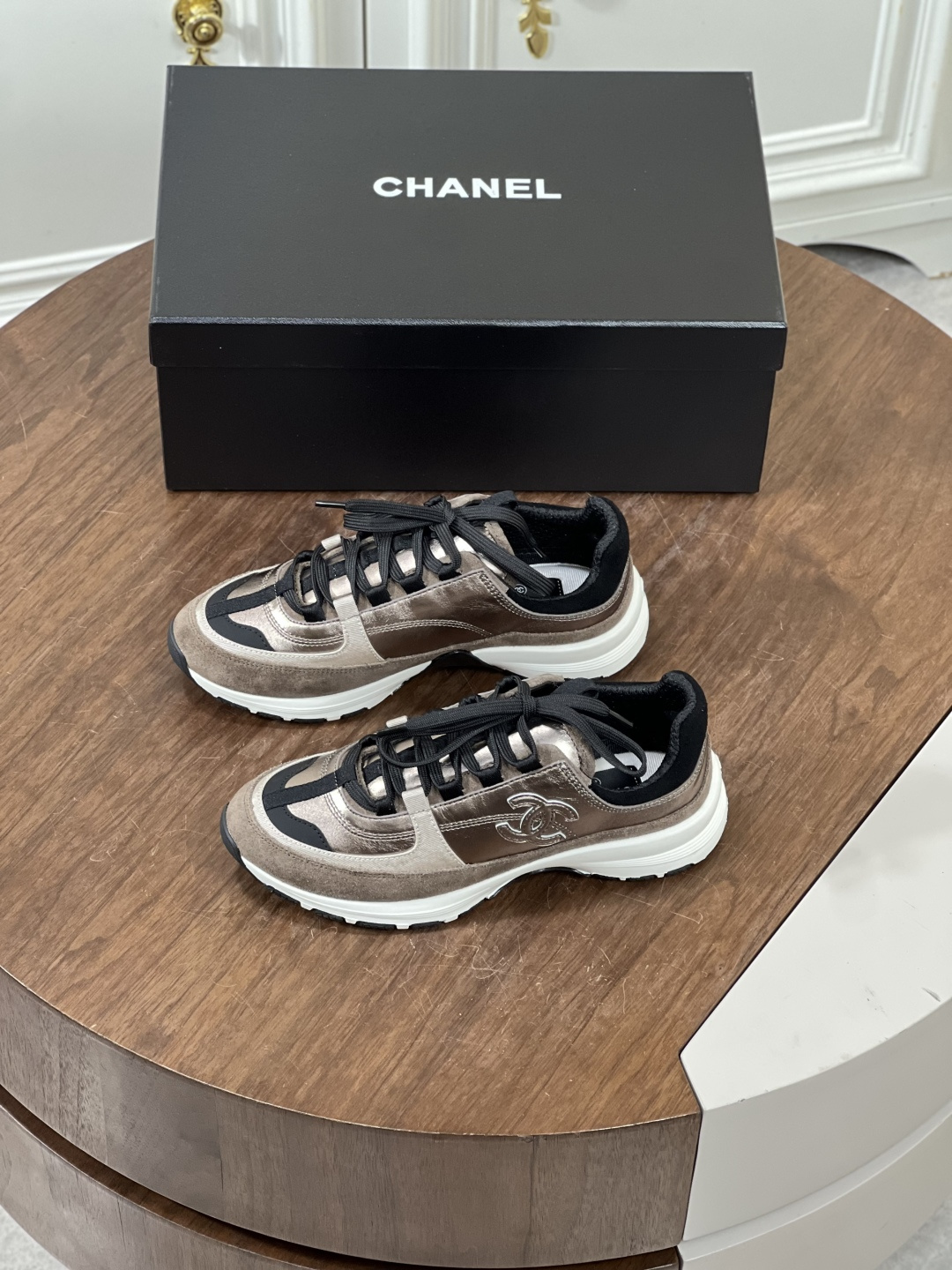 NO:348299,Chanel 25 series new sports shoes. The color matching is so beautiful that it is so foul that it has won fans. The foot feels really comfortable and comfortable. This classic design has a variety of craftsmanship and electric embroidery styles; the sole is fashionable and sporty; it is an extraordinary variety of color matching elements. It is very beautiful and versatile, casual, fashionable, sports, and outdoors. Size35-40 (40 customization), chanel, sneakers19860909Chanel 25系列新款运动鞋 配色美到犯规了圈粉这双鞋子了,脚感真的很舒服很舒服真的很好看.这款经典设计 鞋面多种工艺电绣的风格；大底却时尚运动；不平凡的拥入了多种配色元素多元化混搭非常好看百搭,休闲,时尚,运动,户外都能兼顾 Size35-40（40定制）,,chanel,sneakers,Men's shoes