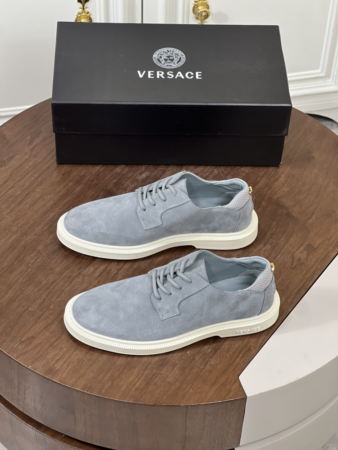 NO:348337,Versac (Versace) Italian men's casual shoes shipped!  Each pair of shoes from this Italian pure handmade shoe brand is simple and classic, and it is very comfortable and versatile on the feet!  This upper is made of imported cowhide, with high-end and comfortable cowhide inner lining!  The outsole is made of original rubber backsheet combination, with cowhide inner lining!  Brand-specific mold opening foot bed, exclusive private mold controllable! Original box packaging, equipped with shoe storage bag!  Size39-44 (38 45 46 customized), versace, versace, cowhide19860909Versac(范思哲）意大利男士休闲板鞋出货！这个意大利纯手工鞋履品牌的每一双鞋设计简洁经典,上脚非常舒适百搭！ 此款鞋面面料采用进囗牛皮,高档舒适牛皮内里！大底采用原版橡胶底片组合成型,牛皮内里！品牌专用开模脚床,独家私模可控!原盒包装,配鞋履收纳袋！ Size39-44（38 45 46定做）,,versace,versace,cowhide,Men's shoes