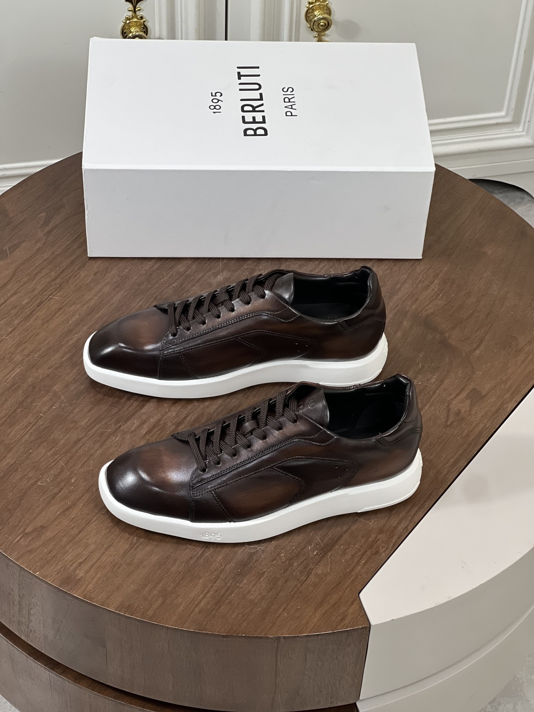 NO:348374,New Berluti Men's Casual Sports Shoes!  This unique and modern shoe breaks the routine and uses a leather upper to match an extremely flexible and ultra-light sole. The fabric is made of original cowhide purely hand-colored. Soft water-dyed cowhide inner lining, original rubber outsole. Size39-44 (customized for 45.46),,sneakers,cowhide19860909新品 Berluti 男士休闲 运动鞋！ 这款具有独特现代感的鞋履打破常规,用皮质鞋面搭配极为柔韧且超轻的鞋底.面料采用原版牛皮纯手工上色.柔软水染牛皮内里,原版橡胶外底. Size39-44（45.46定制）,,sneakers,cowhide,Men's shoes