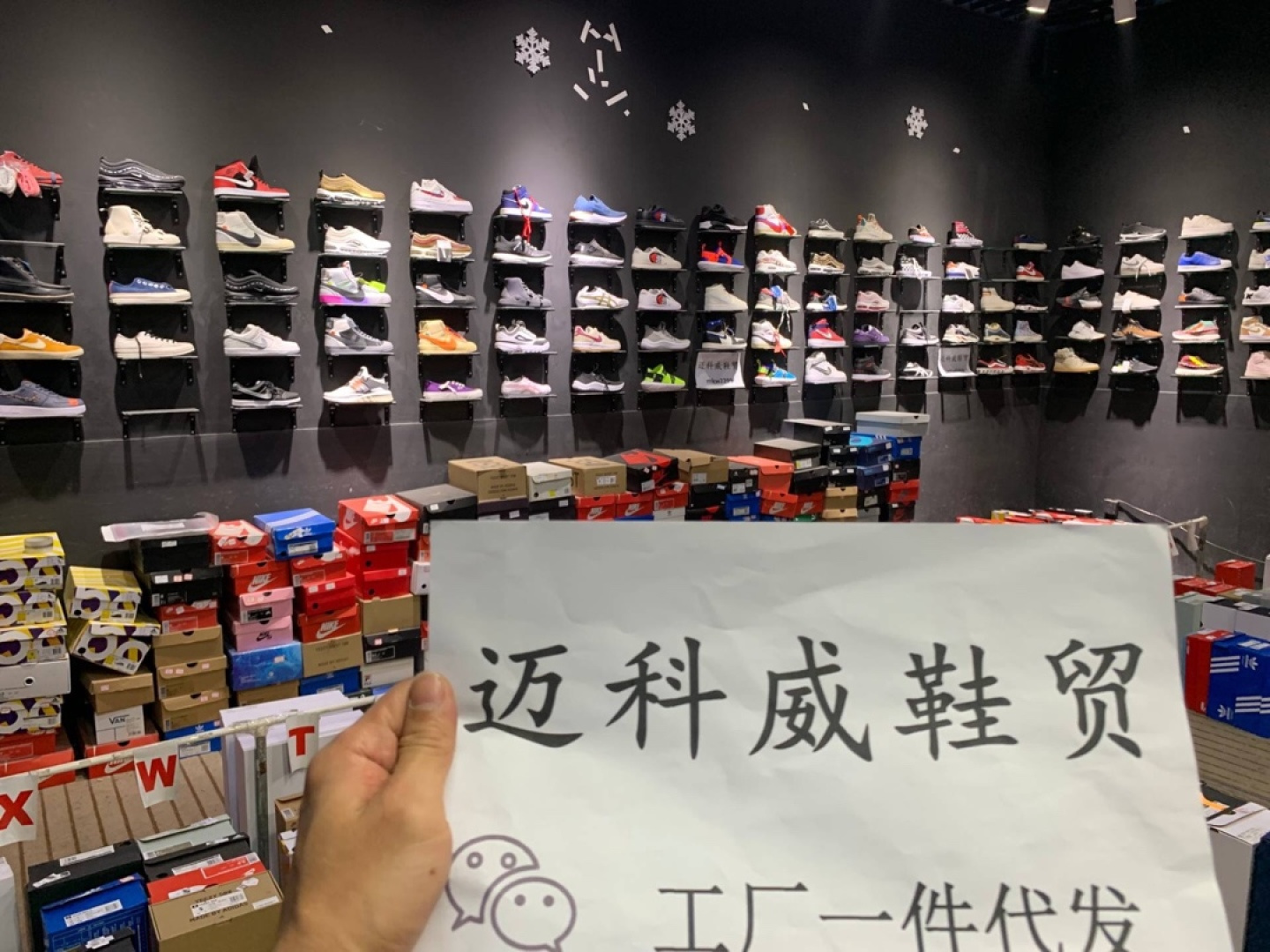 迈科威鞋贸,工厂直邮,本地有档口,可自取,也可一件代发, 发货前每双都会进行检查好!代理们放心推,品质保证,售后无忧!更多款式到相册查看:https w.url.cn/s/AEDO35i