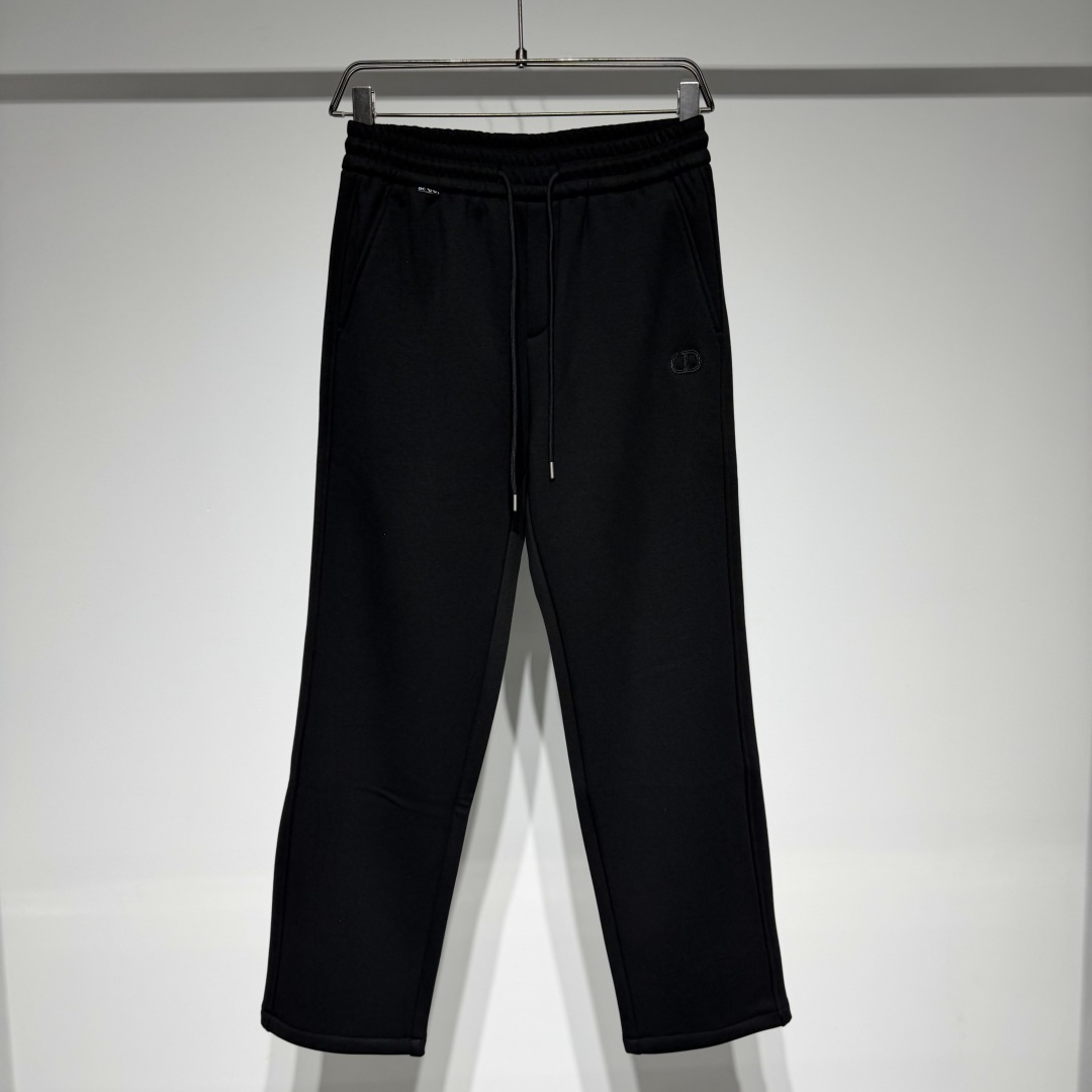 NO:639193,Dior co-branded Stone Island Dior fashionable sports and casual fleece pants!  !  Double logo brand retro three-dimensional embroidery technology!  You can vaguely see the high-end low-key luxury fabric with a slight drape!  The composite velvet fabric is simple, elegant and full of sophistication!  !  The distinct layers, exquisite and fashionable styles are combined with the latest technology!  !  !  High-count, long-staple cotton originates from Italy!  The symbol of quality and the benchmark of fashion has always been synonymous with luxury and elegance. Whether it is fashion or accessories, Dior has always been at the top of the fashion palace!  !  !  The reason why it has become a classic is that in addition to its innovative and elegant design, its extraordinary design skills push its momentum to the top. Every detail in the simple design is completely coordinated and used just right!  !  !  The design of all luxury goods is very demanding in pursuit of details and forms a perfect arc!  !  !  Item number Color black Size 29-30-31-32-33-34-36 30 waist 39, hip 50, pants length 101 Refer to the 30 size data to choose the size that suits you!  ,Dior-clothing,dior,dior,alexander wang19860909Dior 联名石头岛 迪奥时尚运动休闲加绒裤！！双logo品牌复古立体刺绣工艺！隐约可见高级低调奢华面料有一点垂感！ 复合加绒面料简约又大气精致感拉满！！ 层次鲜明精美时尚版型结合当下最新工艺！！！ 高支长绒棉原产地意大利！ 品质的象征时尚的标杆 一直是华丽与高雅的代名词 不论是时装还是饰品 迪奥在时尚殿堂一直雄踞顶端！！！之所以能成为经典,除了其创新中又带着优雅的设计,非凡的设计功力将的声势推向顶点, 简约设计中的每个细节都完整的协调在一起运用得恰到好处！！！所有奢侈品的设计对细节追求都非常苛刻呼应构成了完美的弧线！！！ 货号 颜色黑色 尺码29-30-31-32-33-34-36 30腰围39、臀围50、裤长101 参考30尺码数据选择合适自己的尺码！,迪奥-服装,dior,dior,alexander wang,Women's clothing