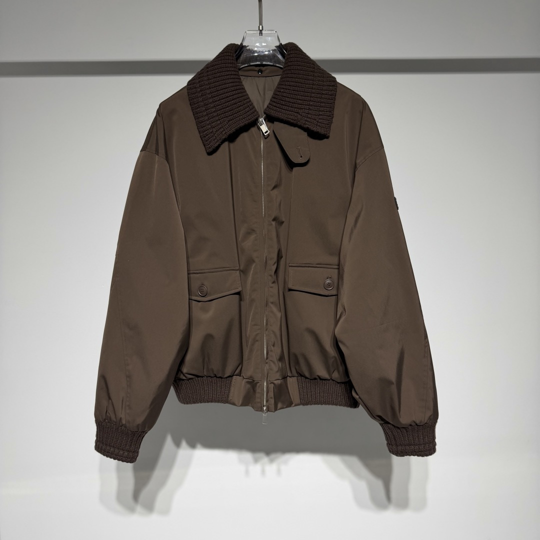 NO:639189,Dior Christian Dior fashionable casual lapel down jacket!  Woolen knitted collar is high-end luxury fashion and is removable!  The 90% white duck down lamination process distributes the down filling and plays a role in fixing the down!  Old money style classic retro high-end chic!  Customized fabrics are thick, stiff and stylish!  Very textured, high-end matte and delicate!  Three-dimensional tailoring for perfect shaping!  The distinct layers, exquisite and fashionable styles are combined with the latest technology!  !  !  Origin Italy!  The symbol of quality and the benchmark of fashion has always been synonymous with luxury and elegance. Whether it is fashion or accessories, Dior has always been at the top of the fashion palace!  !  !  The reason why it has become a classic is that in addition to its innovative and elegant design, its extraordinary design skills push its momentum to the top. Every detail in the simple design is completely coordinated and used just right!  !  !  The design of all luxury goods is very demanding in pursuit of details and forms a perfect arc!  !  !  Item No. Color Black Brown Size M-L-XL-XXL L shoulder width 60, hip 72, length 68. Refer to the L size data to choose the size that suits you!  ,Dior-clothing,dior,dior,jackets & coats,down jacket,alexander wang19860909Dior 克里斯汀迪奥时尚休闲翻领羽绒外套！毛织针织领高级奢华时尚可脱卸！90白鸭绒压胶工艺分布充绒又起到羽绒固定作用！ 老钱风经典复古高级别致！定制面料有一定厚实度硬挺有型！非常有质感高级哑光度细腻！立体剪裁完美塑形！层次鲜明精美时尚版型结合当下最新工艺！！！原产地意大利！ 品质的象征时尚的标杆 一直是华丽与高雅的代名词 不论是时装还是饰品 迪奥在时尚殿堂一直雄踞顶端！！！之所以能成为经典,除了其创新中又带着优雅的设计,非凡的设计功力将的声势推向顶点, 简约设计中的每个细节都完整的协调在一起运用得恰到好处！！！所有奢侈品的设计对细节追求都非常苛刻呼应构成了完美的弧线！！！ 货号 颜色黑色 咖色 尺码M-L-XL-XXL L肩宽60、臀围72、衣长68 参考L尺码数据选择合适自己的尺码！,迪奥-服装,dior,dior,jackets & coats,down jacket,alexander wang,Women's clothing