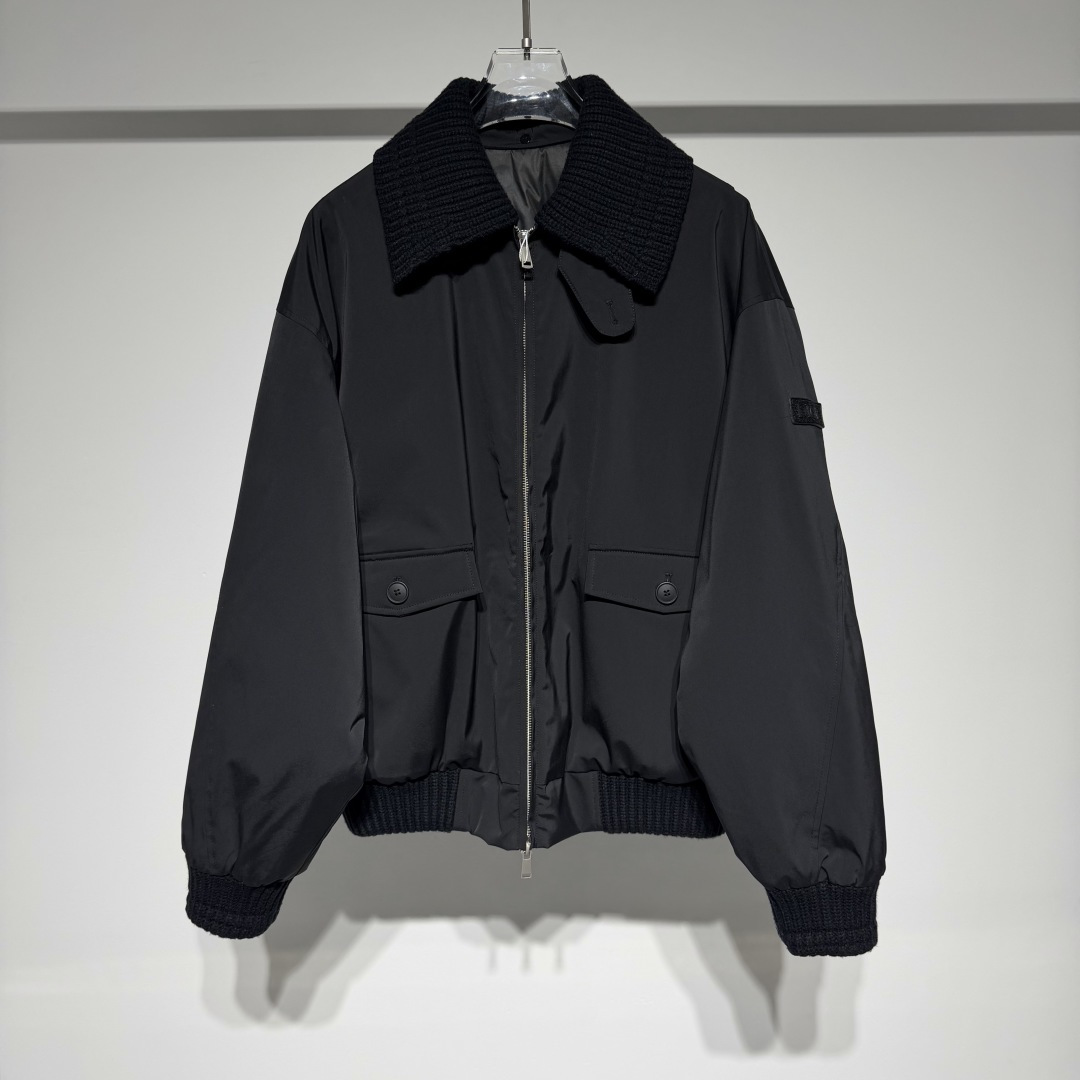 NO:639185,Dior Christian Dior fashionable casual lapel down jacket!  Woolen knitted collar is high-end luxury fashion and is removable!  The 90% white duck down lamination process distributes the down filling and plays a role in fixing the down!  Old money style classic retro high-end chic!  Customized fabrics are thick, stiff and stylish!  Very textured, high-end matte and delicate!  Three-dimensional tailoring for perfect shaping!  The distinct layers, exquisite and fashionable styles are combined with the latest technology!  !  !  Origin Italy!  The symbol of quality and the benchmark of fashion has always been synonymous with luxury and elegance. Whether it is fashion or accessories, Dior has always been at the top of the fashion palace!  !  !  The reason why it has become a classic is that in addition to its innovative and elegant design, its extraordinary design skills push its momentum to the top. Every detail in the simple design is completely coordinated and used just right!  !  !  The design of all luxury goods is very demanding in pursuit of details and forms a perfect arc!  !  !  Item No. Color Black Brown Size M-L-XL-XXL L shoulder width 60, hip 72, length 68. Refer to the L size data to choose the size that suits you!  ,Dior-clothing,dior,dior,jackets & coats,down jacket,alexander wang19860909Dior 克里斯汀迪奥时尚休闲翻领羽绒外套！毛织针织领高级奢华时尚可脱卸！90白鸭绒压胶工艺分布充绒又起到羽绒固定作用！ 老钱风经典复古高级别致！定制面料有一定厚实度硬挺有型！非常有质感高级哑光度细腻！立体剪裁完美塑形！层次鲜明精美时尚版型结合当下最新工艺！！！原产地意大利！ 品质的象征时尚的标杆 一直是华丽与高雅的代名词 不论是时装还是饰品 迪奥在时尚殿堂一直雄踞顶端！！！之所以能成为经典,除了其创新中又带着优雅的设计,非凡的设计功力将的声势推向顶点, 简约设计中的每个细节都完整的协调在一起运用得恰到好处！！！所有奢侈品的设计对细节追求都非常苛刻呼应构成了完美的弧线！！！ 货号 颜色黑色 咖色 尺码M-L-XL-XXL L肩宽60、臀围72、衣长68 参考L尺码数据选择合适自己的尺码！,迪奥-服装,dior,dior,jackets & coats,down jacket,alexander wang,Women's clothing