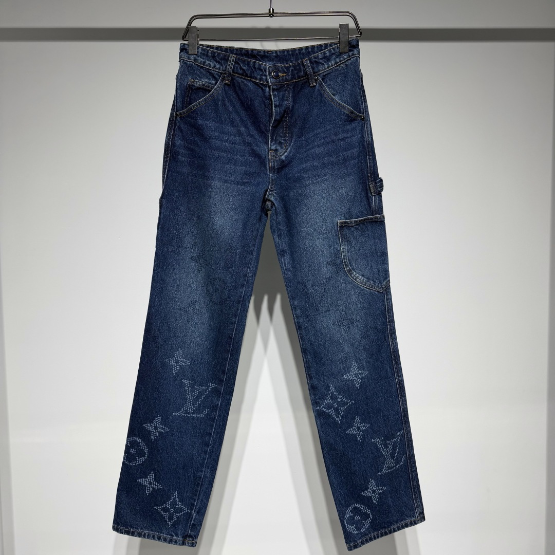 NO:660463,LOUIS VUITTON Louis Vuitton's custom-made indigo thick double-woven cotton has high texture and is comfortable to the skin. It is based on a subtle gradient from dark blue to light blue. Unique blue-tone artwork. Imperfect perfection. Monogram Seeds pattern is laid out with a gradient effect. A looming posture quietly emerges. It is highly recognizable. The Damier leather label on the back waist is lightly embossed with LV letters, revealing the noble identity.  Adding a layer of delicate buffering between the romance of gradient blue and the toughness of workwear. Suit for attendance and worry-free dressing, allowing the wearer to become a walking color narrative. Process 1: Digital printing technology. Digital pattern design is used. The pattern is directly printed on the fabric through an inkjet printer to achieve Monogram Seeds operation. The transition is natural and the pattern is clear. Process 2: The combination of rubbing and wrinkling cat whisker technology and gun painting cat whisker technology. Prioritize manual rubbing in specific areas to achieve a natural wrinkle effect.  Then use specific tools to draw a texture in the shape of a cat's whisker. The visual effect is full. Process 3: Use multiple sand scrubbers to rub the specific parts with a high-pressure spray gun to achieve a local gradient effect. Then use frosting technology to create a unique texture pattern. The workmanship is extremely complex and time-consuming and labor-intensive. Process 4: Double washing and light frying process. The denim material is desizing and cleaned first, and then sand washed to produce a fading effect.  Therefore, special chemical treatment is used to fry the color to make the denim jacket have a special contrasting effect. Loose version. Model 5. Color denim blue. Size 30-31-32-33. Refer to the size chart to choose the size that suits you!  ,Louis Vuitton-clothing,louis vuitton,louis vuitton,louis vuitton,jackets & coats, 19860909LOUIS VUITTON 路易威登定制靛蓝厚密双织棉料 质感上乘 舒适贴肤 以深蓝到浅蓝的微妙渐变为基调 独一无二的蓝调艺术品 不完美的完美 Monogram Seeds 图案以渐变效果铺陈 若隐若现的姿态悄然浮现 辨识度十足 后腰处的Damier皮革标签轻巧压印 LV字母 透露高贵身份 让渐变蓝的浪漫与工装的硬朗之间 多了一重细腻的缓冲 套装出席 穿搭无忧 让穿着者成为行走的色彩叙事 工艺1: 数码印花技术 采用数字化图案设计 通过喷墨打印机将图案直接印制在织物上 实现Monogram Seeds作业 过渡自然 图案清晰 工艺2: 擦压皱猫须技术和枪画猫须技术结合 优先在特定区域进行手工擦制 以达到自然的皱纹效果 再用特定的工具绘制出猫须形状的纹理 视觉效果拉满 工艺3: 采用多位马骝擦沙通过使用高压喷枪 在特定部位进行摩擦 达到局部渐变的效果 再通过磨砂技术 制造出独有纹理图案 做工极其复杂 耗时耗力 工艺4: 洗水轻炒双工艺 先对牛仔料进行退浆清洗预处理 再进行砂洗以产生褪色效果 从而通过特殊的化学处理进行炒色使牛仔外套出现特殊撞色效果 版型宽松版型 型号5 颜色牛仔兰 尺码30-31-32-33 参考尺码表数据选择适合自己的尺码！,路易威登-服装,louis vuitton,louis vuitton,louis vuitton,jackets & coats, ,Women's clothing