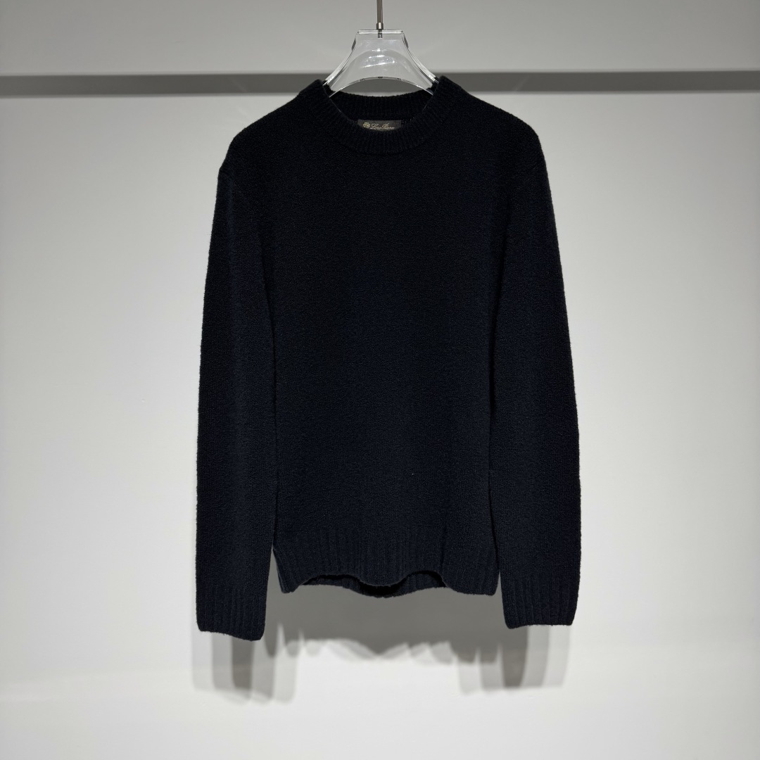 NO:660478,Loro Piana LP fashionable and casual round-neck knitted sweater, a sweater made of QQ velvet fabric, uses a golden ratio of 78 wool and 22 nylon to create an excellent fluffy texture and rich velvet feel. From the color point of view, it has a rich and highly textured color selection, as well as a color insert design. The velvet texture gives the color a unique sense of layering, each of which can easily adapt to different styles of dressing scenes.  In terms of wearing experience, the warmth of wool and the durability of nylon are perfectly combined, which not only ensures the warmth needs in autumn and winter, but also makes the wearer visually lighter due to the fluffy characteristics of the fabric, without a heavy sense of restraint. Whether worn alone or as an inner layer, it can show a comfortable and fashionable dressing effect. Only the highest quality and rarest natural materials are selected, as exclusive purchases are rare and expensive!  The brand has a century-old heritage of craftsmanship, and each product is uniquely handmade. The superb craftsmanship and superb technology ensure the high quality of the products. It pays attention to details and design, and pursues a simple and elegant appearance. Each product is carefully crafted to show elegant taste!  Model Color Black Gray Size M-L-XL-XXL-XXXL Refer to the size chart data to choose the size that suits you!  ,menswear,loro piana,loro piana,sweaters,gold, 19860909Loro Piana LP时尚休闲圆领针织毛衣、采用QQ绒面料的毛衣,以78羊毛与22尼龙的黄金配比,打造出卓越的蓬松质感与浓郁绒感.  从色彩来看,它拥有丰富且极具质感的色系选择,还有插色设计,绒绒的质感让颜色呈现出独特的层次感,每一种都能轻松适配不同风格的穿搭场景.  在穿着体验上,羊毛的温暖与尼龙的耐用性完美结合,既保证了秋冬季节的保暖需求,又因面料的蓬松特性,让穿着者在视觉上更显轻盈,不会有厚重的束缚感,日常无论是单穿还是作为内搭,都能展现出舒适又时尚的穿搭效果. 只选择最优质、最稀缺的天然材料,如独家采购稀少而昂贵！ 品牌拥有百年技艺传承,每一件产品都经过独特的手工制作.高超的工艺和精湛的技术保证了 产品的高品质. 注重细节和设计,追求简洁而优雅的外观.每一款产品都经过精心雕琢,彰显高雅品味！ 型号 颜色黑色 灰色 尺码M-L-XL-XXL-XXXL 参考尺码表数据选择适合自己的尺码！,男装,loro piana,loro piana,sweaters,gold, ,Women's clothing