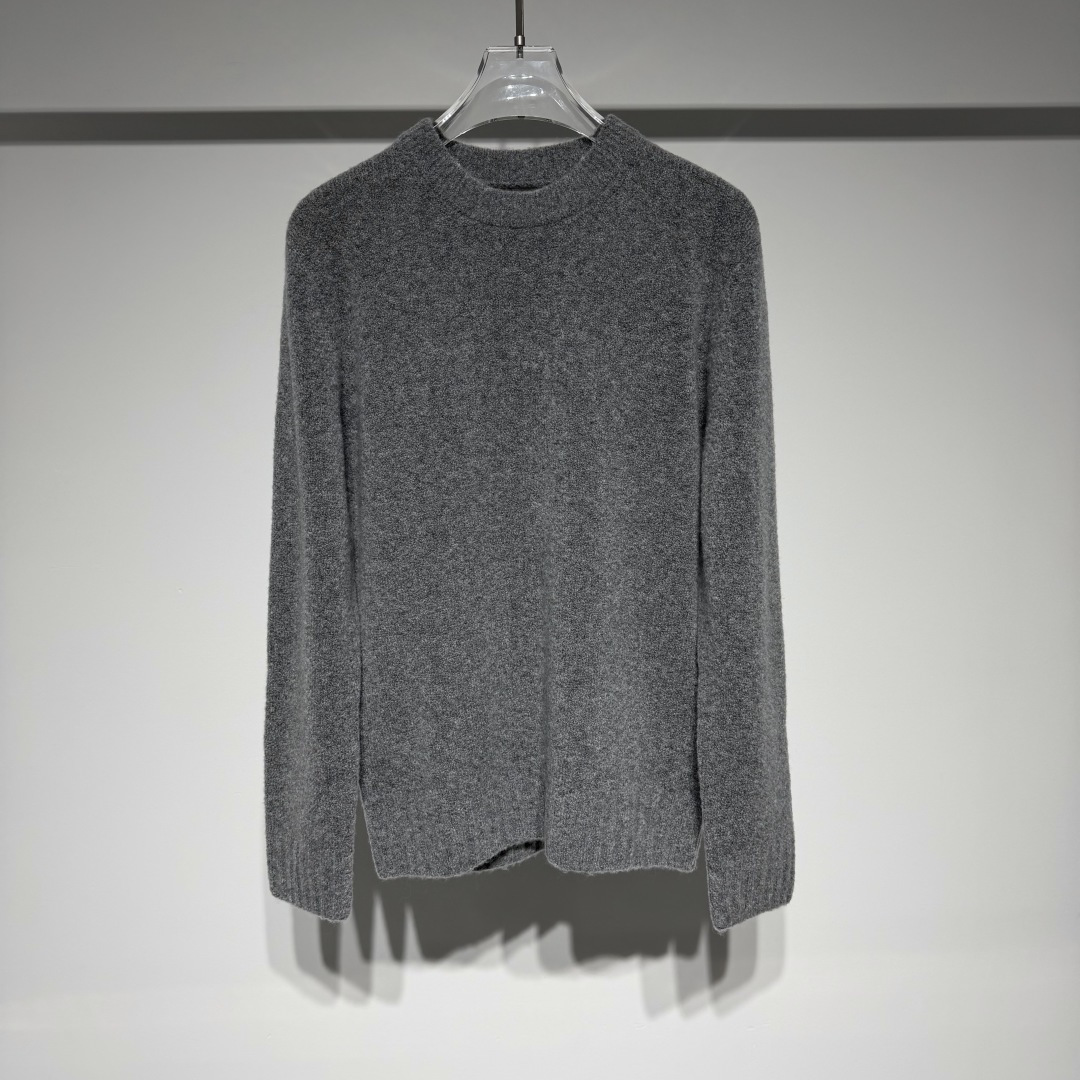 NO:660474,Loro Piana LP fashionable and casual round-neck knitted sweater, a sweater made of QQ velvet fabric, uses a golden ratio of 78 wool and 22 nylon to create an excellent fluffy texture and rich velvet feel. From the color point of view, it has a rich and highly textured color selection, as well as a color insert design. The velvet texture gives the color a unique sense of layering, each of which can easily adapt to different styles of dressing scenes.  In terms of wearing experience, the warmth of wool and the durability of nylon are perfectly combined, which not only ensures the warmth needs in autumn and winter, but also makes the wearer visually lighter due to the fluffy characteristics of the fabric, without a heavy sense of restraint. Whether worn alone or as an inner layer, it can show a comfortable and fashionable dressing effect. Only the highest quality and rarest natural materials are selected, as exclusive purchases are rare and expensive!  The brand has a century-old heritage of craftsmanship, and each product is uniquely handmade. The superb craftsmanship and superb technology ensure the high quality of the products. It pays attention to details and design, and pursues a simple and elegant appearance. Each product is carefully crafted to show elegant taste!  Model Color Black Gray Size M-L-XL-XXL-XXXL Refer to the size chart data to choose the size that suits you!  ,menswear,loro piana,loro piana,sweaters,gold, 19860909Loro Piana LP时尚休闲圆领针织毛衣、采用QQ绒面料的毛衣,以78羊毛与22尼龙的黄金配比,打造出卓越的蓬松质感与浓郁绒感.  从色彩来看,它拥有丰富且极具质感的色系选择,还有插色设计,绒绒的质感让颜色呈现出独特的层次感,每一种都能轻松适配不同风格的穿搭场景.  在穿着体验上,羊毛的温暖与尼龙的耐用性完美结合,既保证了秋冬季节的保暖需求,又因面料的蓬松特性,让穿着者在视觉上更显轻盈,不会有厚重的束缚感,日常无论是单穿还是作为内搭,都能展现出舒适又时尚的穿搭效果. 只选择最优质、最稀缺的天然材料,如独家采购稀少而昂贵！ 品牌拥有百年技艺传承,每一件产品都经过独特的手工制作.高超的工艺和精湛的技术保证了 产品的高品质. 注重细节和设计,追求简洁而优雅的外观.每一款产品都经过精心雕琢,彰显高雅品味！ 型号 颜色黑色 灰色 尺码M-L-XL-XXL-XXXL 参考尺码表数据选择适合自己的尺码！,男装,loro piana,loro piana,sweaters,gold, ,Women's clothing