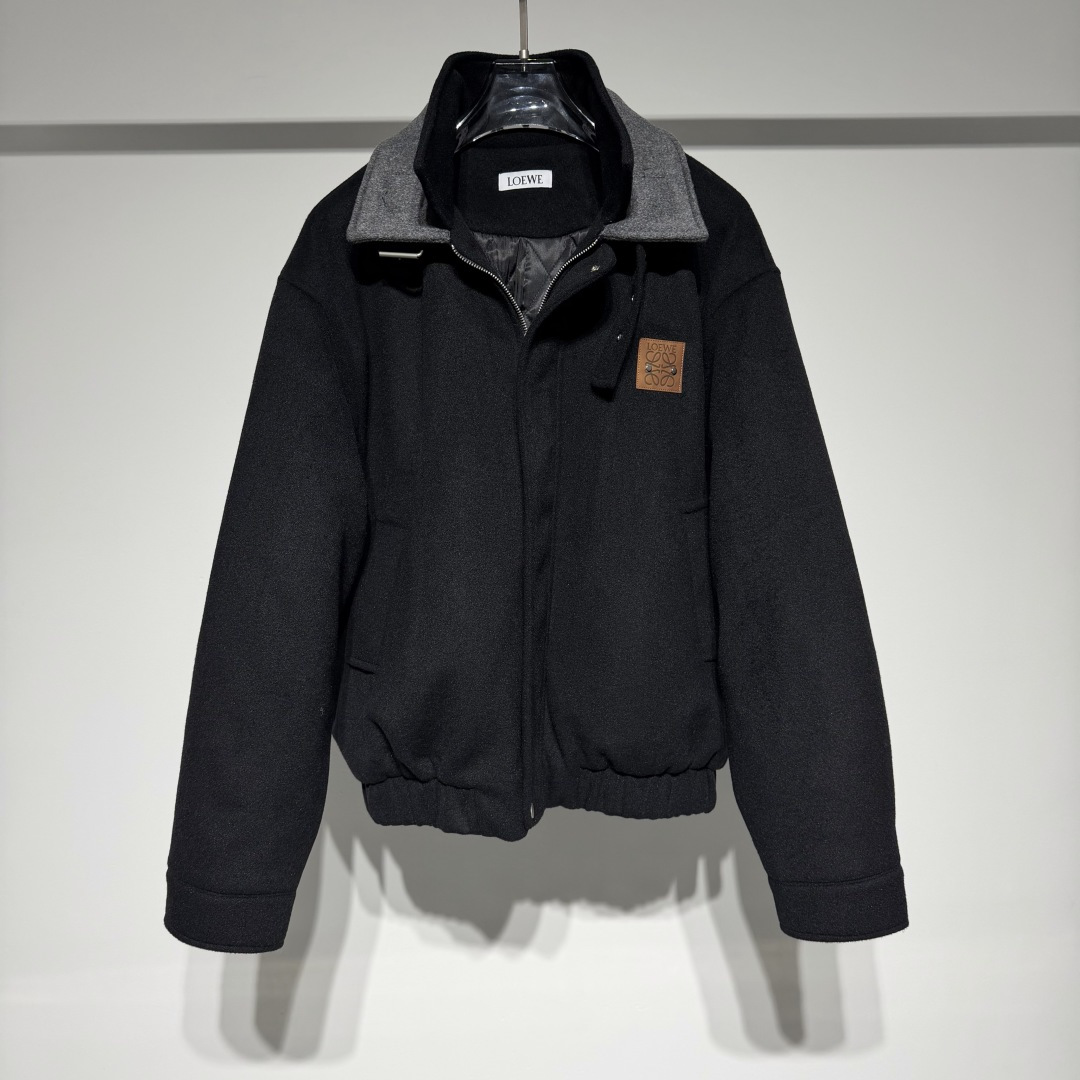 NO:660470,LOEWE fashionable casual wool and silk jacket!  The outer material is made of wool composite fabric, the inner silk cotton filling is warm and comfortable, and the Leather Brand Zhangzi brand letter logo is three-dimensionally embossed with high-end, low-key luxury!  The three-dimensional cut and loose fit can be worn by both men and women!  The double-collar design is full and layered, and the three-dimensional tailoring makes it more refined. The fabric is soft, skin-friendly and full of cotton. The comfortable version design is not picky, and the simple wearing shows off your unique temperament!  Loewe's design style combines classic and modern elements, focusing on simplicity, elegance and exquisite details. At the same time, the brand also adheres to the respect for traditional craftsmanship and the pursuit of innovation, and constantly launches eye-catching new products. The products are created into fashionable boutiques that are both practical and unique. Using excellent craftsmanship, simple shapes, exquisite material quality, we are committed to creating fashionable boutiques for different areas of life. Model Color Black Gray Size S-M-L-XL L Shoulder width 59, Bust 70, Clothes length 67  Refer to the L size chart to choose the size that suits you!  ,Loewe-clothing,loewe,loewe,jackets & coats, 19860909LOEWE 罗意威时尚休闲羊毛丝绵外套！外料采用羊毛复合面料、内里丝绵填充保暖又舒适、皮牌章仔品牌字母logo立体压花工艺高级低调奢华！立体剪裁宽松版型男女均可驾驭！ 双领设计饱满有层次、立体剪裁的加持使其更加的精致,面料柔软亲肤棉质饱满,舒适的版型设计不挑人,穿着简约彰显独特气质！ 罗意威的设计风格融合了经典与现代元素,注重简洁、优雅和精致的细节.同时,品牌也坚持对传统工艺的尊重和对创新的追求,不断推出令人瞩目的新品. 产品打造成兼具实用性及独特性的时尚精品.采用卓越工艺,简约造型,精美材质质量,致力打造针对不同生活领域的时尚精品. 型号 颜色黑色 灰色 尺码S-M-L-XL L肩宽59、胸围70、衣长67 参考L码数表数据选择适合自己的尺寸！,罗意威-服装,loewe,loewe,jackets & coats, ,Women's clothing