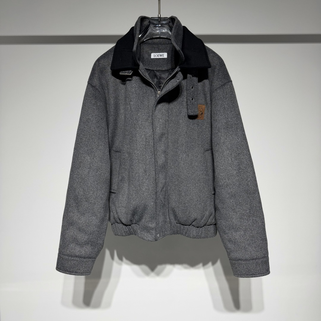 NO:660466,LOEWE fashionable casual wool and silk jacket!  The outer material is made of wool composite fabric, the inner silk cotton filling is warm and comfortable, and the Leather Brand Zhangzi brand letter logo is three-dimensionally embossed with high-end, low-key luxury!  The three-dimensional cut and loose fit can be worn by both men and women!  The double-collar design is full and layered, and the three-dimensional tailoring makes it more refined. The fabric is soft, skin-friendly and full of cotton. The comfortable version design is not picky, and the simple wearing shows off your unique temperament!  Loewe's design style combines classic and modern elements, focusing on simplicity, elegance and exquisite details. At the same time, the brand also adheres to the respect for traditional craftsmanship and the pursuit of innovation, and constantly launches eye-catching new products. The products are created into fashionable boutiques that are both practical and unique. Using excellent craftsmanship, simple shapes, exquisite material quality, we are committed to creating fashionable boutiques for different areas of life. Model Color Black Gray Size S-M-L-XL L Shoulder width 59, Bust 70, Clothes length 67  Refer to the L size chart to choose the size that suits you!  ,Loewe-clothing,loewe,loewe,jackets & coats, 19860909LOEWE 罗意威时尚休闲羊毛丝绵外套！外料采用羊毛复合面料、内里丝绵填充保暖又舒适、皮牌章仔品牌字母logo立体压花工艺高级低调奢华！立体剪裁宽松版型男女均可驾驭！ 双领设计饱满有层次、立体剪裁的加持使其更加的精致,面料柔软亲肤棉质饱满,舒适的版型设计不挑人,穿着简约彰显独特气质！ 罗意威的设计风格融合了经典与现代元素,注重简洁、优雅和精致的细节.同时,品牌也坚持对传统工艺的尊重和对创新的追求,不断推出令人瞩目的新品. 产品打造成兼具实用性及独特性的时尚精品.采用卓越工艺,简约造型,精美材质质量,致力打造针对不同生活领域的时尚精品. 型号 颜色黑色 灰色 尺码S-M-L-XL L肩宽59、胸围70、衣长67 参考L码数表数据选择适合自己的尺寸！,罗意威-服装,loewe,loewe,jackets & coats, ,Women's clothing