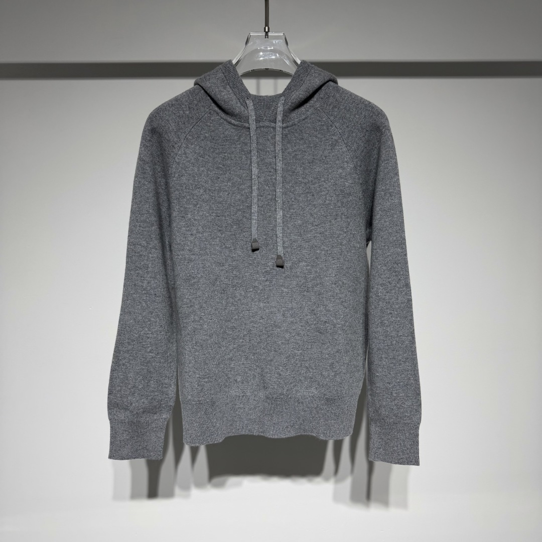 NO:660452,Loro Piana LP fashionable and casual men's top 90 cashmere content solid color basic pullover hooded sweatshirt cashmere sweater!  Trading company channels are scarce, and GW is on sale simultaneously!  It is world-famous for its high-quality wool and cashmere products. As a high-end top luxury brand, LP's product positioning and production technology reflect its brand concept of 'low-key luxury' and satisfy the elite's pursuit of luxury!  The imported 90% cashmere 10% wool blended material provides excellent warmth and comfort, and has excellent warmth retention and soft feel, while wool provides durability and a certain elasticity. Cashmere grows on the outer cortex of goats and is covered in the roughness of goats.  The thin layer of fine velvet at the root of the hair is a rare special animal fiber. The reason why cashmere is very precious is not only because of its scarcity of output, but also because of its excellent quality and characteristics. The price is determined by the gram in the transaction, and it is called 'fiber diamond' and 'soft gold'.  In addition, cashmere fiber is very expensive to obtain from the beginning!  The pullover design is matched with a hat, which is both fashionable and practical, adding a warm care to you in the cold season. The color selection is rich and diverse. The classic black is calm and elegant, showing the mature charm of men; gray is low-key and restrained, showing an elegant style; khaki is warm and rich in texture, exuding  It has a natural atmosphere; the off-white color is fresh and soft, giving people a clean and tidy visual experience. Whether it is daily leisure or casual dressing in business occasions, this sweater suit can easily do the job, allowing you to show your confidence and style in various occasions. It can be paired with casual pants of the same series for better results!  Model Color White Gray Size M-L-XL-XXL-XXXL Refer to the size chart to choose the size that suits you!  Size 48/M-56/3XL 48 Sliding shoulder bust 112 Length 66 52 Sliding shoulder bust 116 Length 67 54 Sliding shoulder bust 124 Length 69 56 Sliding bust 124 Length 69, men's clothing, loro piana, loro  piana,hoodie,sweatshirts,sweaters,gold,hats, 19860909Loro Piana LP时尚休闲男士顶级90山羊绒含量纯色基础款套头连帽卫衣羊绒衫！贸易公司渠道稀出,同步GW发售！以其高品质的羊毛羊绒制品闻名于世.作为高端顶级奢侈品牌,LP的产品定位和制作工艺体现了其“低调奢华”的品牌理念,满足了精英阶层对奢华享受的追求！ 选用客供进口90山羊绒10羊毛混纺材质,提供了优良的保暖性和舒适度,具有极佳的保暖性和柔软的手感,而羊毛则提供了耐用性和一定的弹性.羊绒是生长在山羊外表皮层、掩在山羊粗毛根部的一层薄薄的细绒,属于稀有的特种动物纤维.羊绒之所以十分珍贵,不仅因为其产量稀少,更因为其优良的品质和特性,在交易中以克论价,被人们称为“纤维钻石”和“软黄金”. 此外,羊绒纤维从获取之初就十分昂贵！套头设计搭配帽子,既时尚又实用,在寒冷的季节为你增添一份温暖的呵护.色彩选择丰富多样.经典的黑色,沉稳大气,彰显男士的成熟魅力；灰色低调内敛,展现优雅格调；卡其色温暖而富有质感,散发着自然的气息；米白色则清新柔和,给人以干净整洁的视觉感受.无论是日常休闲还是商务场合的轻松装扮,这款毛衣套装都能轻松胜任,让你在各种场合中尽显自信与风采.可搭配同系列休闲裤,效果更佳！ 型号 颜色白色 灰色 尺码M-L-XL-XXL-XXXL 参考尺码表数据选择适合自己的尺码！ 尺码48/M-56/3XL 48 滑肩胸围衣长65 50 滑肩胸围112衣长66 52 滑肩胸围116衣长67 54 滑肩胸围衣长68 56 滑肩胸围124衣长69,男装,loro piana,loro piana,hoodie,sweatshirts,sweaters,gold,hats, ,Women's clothing