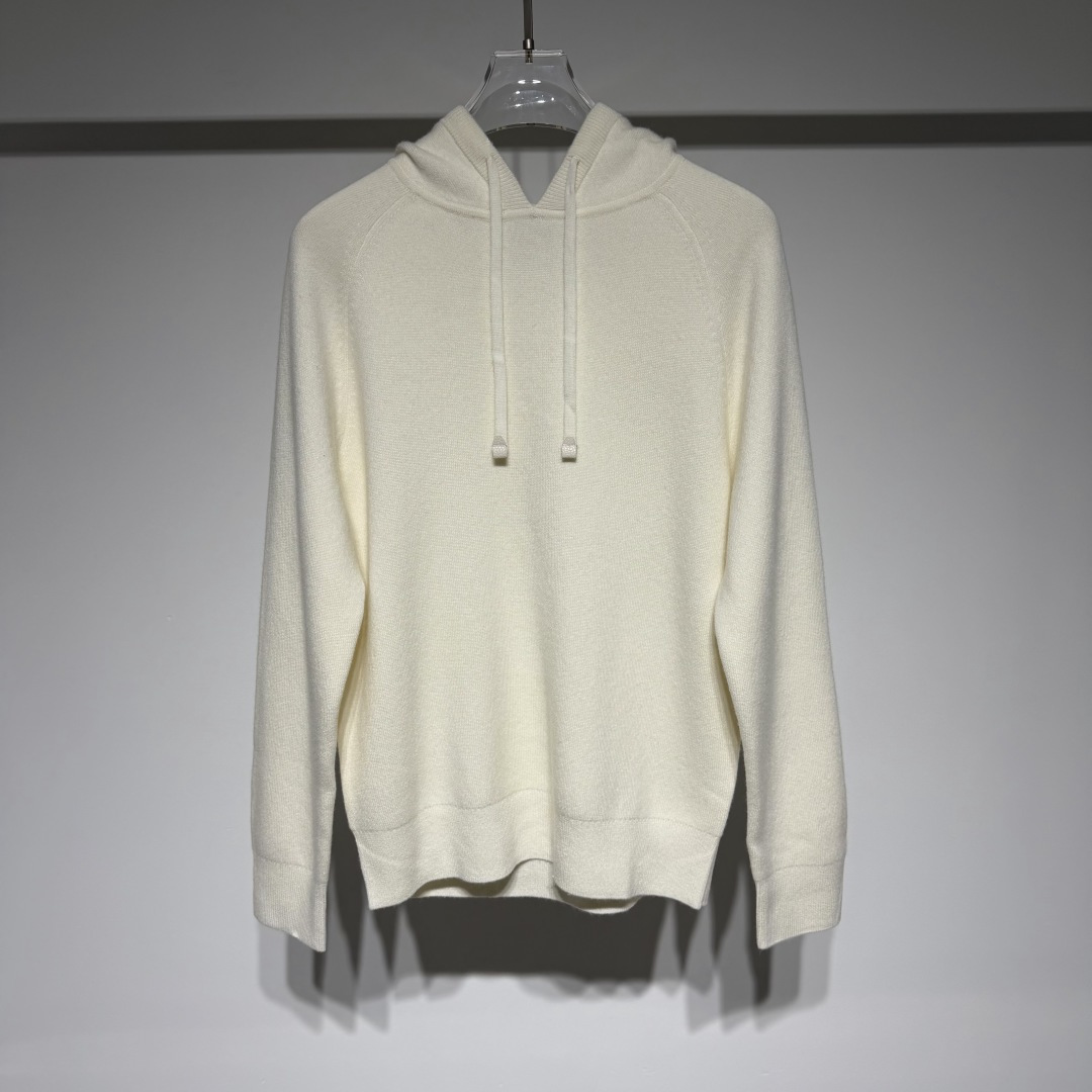 NO:660442,Loro Piana LP fashionable and casual men's top 90 cashmere content solid color basic pullover hooded sweatshirt cashmere sweater!  Trading company channels are scarce, and GW is on sale simultaneously!  It is world-famous for its high-quality wool and cashmere products. As a high-end top luxury brand, LP's product positioning and production technology reflect its brand concept of 'low-key luxury' and satisfy the elite's pursuit of luxury!  The imported 90% cashmere 10% wool blended material provides excellent warmth and comfort, and has excellent warmth retention and soft feel, while wool provides durability and a certain elasticity. Cashmere grows on the outer cortex of goats and is covered in the roughness of goats.  The thin layer of fine velvet at the root of the hair is a rare special animal fiber. The reason why cashmere is very precious is not only because of its scarcity of output, but also because of its excellent quality and characteristics. The price is determined by the gram in the transaction, and it is called 'fiber diamond' and 'soft gold'.  In addition, cashmere fiber is very expensive to obtain from the beginning!  The pullover design is matched with a hat, which is both fashionable and practical, adding a warm care to you in the cold season. The color selection is rich and diverse. The classic black is calm and elegant, showing the mature charm of men; gray is low-key and restrained, showing an elegant style; khaki is warm and rich in texture, exuding  It has a natural atmosphere; the off-white color is fresh and soft, giving people a clean and tidy visual experience. Whether it is daily leisure or casual dressing in business occasions, this sweater suit can easily do the job, allowing you to show your confidence and style in various occasions. It can be paired with casual pants of the same series for better results!  Model Color White Gray Size M-L-XL-XXL-XXXL Refer to the size chart to choose the size that suits you!  Size 48/M-56/3XL 48 Sliding shoulder bust 112 Length 66 52 Sliding shoulder bust 116 Length 67 54 Sliding shoulder bust 124 Length 69 56 Sliding bust 124 Length 69, men's clothing, loro piana, loro  piana,hoodie,sweatshirts,sweaters,gold,hats, 19860909Loro Piana LP时尚休闲男士顶级90山羊绒含量纯色基础款套头连帽卫衣羊绒衫！贸易公司渠道稀出,同步GW发售！以其高品质的羊毛羊绒制品闻名于世.作为高端顶级奢侈品牌,LP的产品定位和制作工艺体现了其“低调奢华”的品牌理念,满足了精英阶层对奢华享受的追求！ 选用客供进口90山羊绒10羊毛混纺材质,提供了优良的保暖性和舒适度,具有极佳的保暖性和柔软的手感,而羊毛则提供了耐用性和一定的弹性.羊绒是生长在山羊外表皮层、掩在山羊粗毛根部的一层薄薄的细绒,属于稀有的特种动物纤维.羊绒之所以十分珍贵,不仅因为其产量稀少,更因为其优良的品质和特性,在交易中以克论价,被人们称为“纤维钻石”和“软黄金”. 此外,羊绒纤维从获取之初就十分昂贵！套头设计搭配帽子,既时尚又实用,在寒冷的季节为你增添一份温暖的呵护.色彩选择丰富多样.经典的黑色,沉稳大气,彰显男士的成熟魅力；灰色低调内敛,展现优雅格调；卡其色温暖而富有质感,散发着自然的气息；米白色则清新柔和,给人以干净整洁的视觉感受.无论是日常休闲还是商务场合的轻松装扮,这款毛衣套装都能轻松胜任,让你在各种场合中尽显自信与风采.可搭配同系列休闲裤,效果更佳！ 型号 颜色白色 灰色 尺码M-L-XL-XXL-XXXL 参考尺码表数据选择适合自己的尺码！ 尺码48/M-56/3XL 48 滑肩胸围衣长65 50 滑肩胸围112衣长66 52 滑肩胸围116衣长67 54 滑肩胸围衣长68 56 滑肩胸围124衣长69,男装,loro piana,loro piana,hoodie,sweatshirts,sweaters,gold,hats, ,Women's clothing