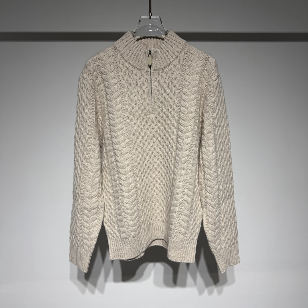 NO:660661,Loro Piana LP's fashionable and casual super thick twisted wool sweater is a practical item that is warm and easy to take care of in autumn and winter!  Made of ultra-fine wool, the fiber is finer than ordinary wool (usually around 18-20 microns), feels soft and skin-friendly, and will not prick the skin when worn close to the skin. It also retains the natural warmth of wool. - The extra-thick weave has a higher weight (usually thickened woolen sweaters weigh more than 300g), which can effectively lock in body temperature and is suitable for cold weather; -  The three-dimensional twist texture of the twisted pattern (including the wheat ear pattern and diamond pattern splicing in the picture) is not only a retro and fashionable design, but also makes the clothes more textured, and at the same time thickens the local thermal insulation layer. - The half-zip high-neck collar is a stand-up collar + half-zip design, which can not only protect the neck to keep warm, but also make it easy to put on and take off and adjust the elasticity of the collar.  Through special processing (such as wool scale removal, anti-shrinkage and anti-pilling treatment), the problem of ordinary woolen sweaters that are easy to shrink and pill when machine washed is solved. It can be washed in the 'wool mode' of the washing machine on a daily basis without frequent dry cleaning, and it is very convenient to take care of. It comes in classic colors such as navy blue and off-white, and the version is more casual and suitable. It can be worn alone with jeans and casual pants, or as an inner layer with coats and jackets, suitable for daily life, commuting and other scenarios. Model Color Beige Dark Blue  Size M-L-XL-XXL-XXXL Refer to the size chart data to choose the size that suits you!  ,men's clothing,loro piana,loro piana,jeans,jackets & coats, 19860909Loro Piana LP时尚休闲这款超厚扭花全羊毛衫是秋冬保暖又好打理的实用单品！采用超细全羊毛,纤维比普通羊毛更细（通常在18-20微米左右）,手感软糯亲肤,贴身穿也不会扎皮肤,同时保留了羊毛的天然保暖性. - 超厚织法克重较高（通常加厚款羊毛衫克重在300g以上）,能有效锁住体温,适合寒冷天气； - 扭花工艺立体的绞花纹理（包括图片里的麦穗纹、菱格纹拼接）,不仅是复古时尚的设计,也让衣服更有质感,同时加厚了局部保暖层. - 半拉链高领领口是立领+半拉链设计,既能护住脖颈保暖,也方便穿脱和调节领口松紧.  通过特殊工艺处理（比如去除羊毛鳞片、抗缩抗起球处理）,解决了普通羊毛衫机洗易缩水、起球的问题,日常可以用洗衣机“羊毛模式”清洗,不用频繁送干洗,打理起来很方便. 有藏青、米白等经典色系,版型偏休闲合身,既能单穿搭配牛仔裤、休闲裤,也能作为内搭叠穿大衣、夹克,适配日常、通勤等多种场景. 型号 颜色米色 深蓝 尺码M-L-XL-XXL-XXXL 参考尺码表数据选择适合自己的尺码！,男装,loro piana,loro piana,jeans,jackets & coats, ,Women's clothing