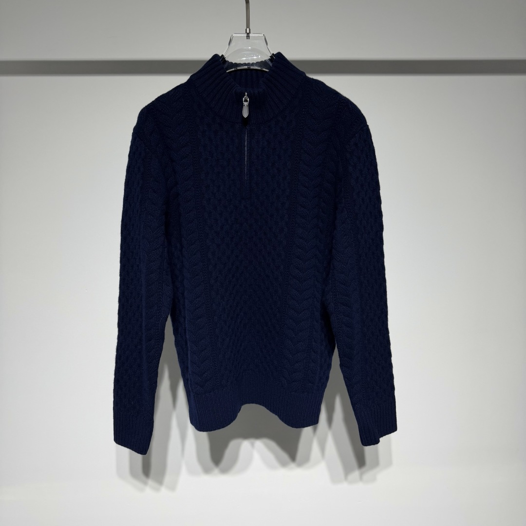 NO:660655,Loro Piana LP's fashionable and casual super thick twisted wool sweater is a practical item that is warm and easy to take care of in autumn and winter!  Made of ultra-fine wool, the fiber is finer than ordinary wool (usually around 18-20 microns), feels soft and skin-friendly, and will not prick the skin when worn close to the skin. It also retains the natural warmth of wool. - The extra-thick weave has a higher weight (usually thickened woolen sweaters weigh more than 300g), which can effectively lock in body temperature and is suitable for cold weather; -  The three-dimensional twist texture of the twisted pattern (including the wheat ear pattern and diamond pattern splicing in the picture) is not only a retro and fashionable design, but also makes the clothes more textured, and at the same time thickens the local thermal insulation layer. - The half-zip high-neck collar is a stand-up collar + half-zip design, which can not only protect the neck to keep warm, but also make it easy to put on and take off and adjust the elasticity of the collar.  Through special processing (such as wool scale removal, anti-shrinkage and anti-pilling treatment), the problem of ordinary woolen sweaters that are easy to shrink and pill when machine washed is solved. It can be washed in the 'wool mode' of the washing machine on a daily basis without frequent dry cleaning, and it is very convenient to take care of. It comes in classic colors such as navy blue and off-white, and the version is more casual and suitable. It can be worn alone with jeans and casual pants, or as an inner layer with coats and jackets, suitable for daily life, commuting and other scenarios. Model Color Beige Dark Blue  Size M-L-XL-XXL-XXXL Refer to the size chart data to choose the size that suits you!  ,men's clothing,loro piana,loro piana,jeans,jackets & coats, 19860909Loro Piana LP时尚休闲这款超厚扭花全羊毛衫是秋冬保暖又好打理的实用单品！采用超细全羊毛,纤维比普通羊毛更细（通常在18-20微米左右）,手感软糯亲肤,贴身穿也不会扎皮肤,同时保留了羊毛的天然保暖性. - 超厚织法克重较高（通常加厚款羊毛衫克重在300g以上）,能有效锁住体温,适合寒冷天气； - 扭花工艺立体的绞花纹理（包括图片里的麦穗纹、菱格纹拼接）,不仅是复古时尚的设计,也让衣服更有质感,同时加厚了局部保暖层. - 半拉链高领领口是立领+半拉链设计,既能护住脖颈保暖,也方便穿脱和调节领口松紧.  通过特殊工艺处理（比如去除羊毛鳞片、抗缩抗起球处理）,解决了普通羊毛衫机洗易缩水、起球的问题,日常可以用洗衣机“羊毛模式”清洗,不用频繁送干洗,打理起来很方便. 有藏青、米白等经典色系,版型偏休闲合身,既能单穿搭配牛仔裤、休闲裤,也能作为内搭叠穿大衣、夹克,适配日常、通勤等多种场景. 型号 颜色米色 深蓝 尺码M-L-XL-XXL-XXXL 参考尺码表数据选择适合自己的尺码！,男装,loro piana,loro piana,jeans,jackets & coats, ,Women's clothing
