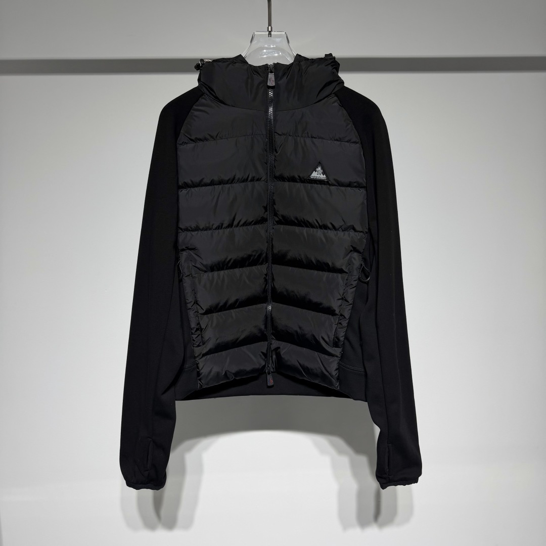 NO:660649,Moncler logo woven splicing down jacket, custom matte lattice air shield down and 300D high-density calendered coating. Use the new national standard 90 white duck down (welcome to test). Full of down, full of warmth, light and fluffy. With a pure and extreme black tone, it exudes an irresistible charm. The Monlcer triangle logo is embellished on the chest. The power aesthetic of the minimalist logo. The front area is concentrated with down filling to create dynamic insulation for the core heat dissipation zone of the human body. The hooded down is a moving warm flow barrier for the head and neck. It forms a thermal energy circulation system with the front panel. The elastic woven sleeves provide freedom of movement with a sense of compression, forming a relaxed and warm philosophy. The real high-level is to let function become the footnote of style. Process 1: Computer mechanical down filling. First, make the liner pattern to determine the filling area according to the original three-dimensional effect to determine the gram weight of down per square meter to calculate the amount of down filling for each piece. The computer down filling machine uses a digital weighing sheet to achieve stable measurement. Process 2: 3D three-dimensional quilting technology. With the help of the programming system of the CNC quilting machine, the down in different areas is accurately separated to ensure that the filling is evenly fixed after sewing to avoid agglomeration or shifting. Process 3: Computer template machine line running process. The computer template machine line running process shows extremely high neatness and smoothness. The craftsman accurately controls the size during the operation process to ensure that each row line meets the design requirements. The lines of the entire template are smooth and unified, clean and beautiful. Process 4: Triple overlock five-thread dense stitching process Main seam overlock + diagonal reinforcement + raw edge wrapping Triple structure Forming a three-dimensional protective net at the edge of the fabric to avoid stitch breakage Paving materials: Customized 1:1 Moncler zipper Customized 1:1 Moncler rope loop Customized 1:1 Moncler logo Customized 1:1 Moncler eyelet Customized 1:1 Moncler trademark Color Black Size S-M-L-XL Refer to the size chart to choose the size that suits you! ,Moncler,jackets & coats,down jacket,hats, 19860909Moncler 徽标梭织拼接羽绒外套 定制哑光晶格气盾绒 以及300D高密压光涂层 使用新国标90白鸭绒(欢迎检测) 冲绒量十足 保暖十足 轻盈蓬松 以纯粹而极致的黑色调 散发着令人难以抗拒的魅力 Monlcer三角徽标点缀于胸前 极简徽标的权力美学 前幅区域集中充绒针对人体核心散热区构建动态保温 连帽羽绒则是对头颈部的移动暖流屏障 与前幅形成热能循环系統 袖部弹力梭织以压缩感提供活动自由 形成张弛有度的保暖哲学 真正的高级 是让功能成为风格的注脚 工艺1: 电脑机械充绒 优先通过制作内胆纸样 以确定充绒区域按照原版立体效果来确定每平方米羽绒的克重 从而计算出每个裁片的充绒量 电脑充绒机采用数字式称重单实现稳定计量 工艺2: 3D立体绗缝技术 借助数控绗缝机的编程系统 不同区域的羽绒精准分隔 保证缝制后填充物均匀固定 避免出现结块或移位的情况 工艺3: 电脑模板机行线 电脑模板机的行线工艺呈现出极高的工整度和平顺性 工艺师在操作过程中对尺寸的精确控制 确保每一条行线都符合设计要求 整个模板的线条流畅而统一 整洁美观 工艺4: 三重锁边五线密缝合工艺 通过主缝锁边+斜向加固+毛边包裹 三重结构 形成面料边缘的立体防护网 避免线迹断裂 铺料: 定制1:1 Moncler 拉链 定制1:1 Moncler 绳环 定制1:1 Moncler 徽标 定制1:1 Moncler 鸡眼 定制1:1 Moncler 商标 颜色 黑色 尺码 S-M-L-XL 参考尺码表数据选择合适自己的尺码！,蒙口-服装,Moncler,jackets & coats,down jacket,hats, ,Women's clothing