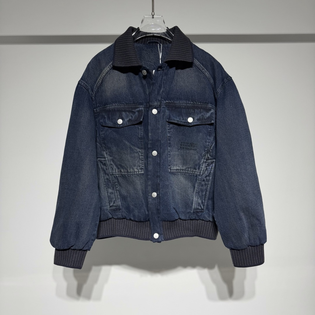 NO:660673,Martin Margiela Martin Margiela fashionable casual lapel down jacket is on sale for a limited time!  The woolen collar of the denim down jacket is very creative and three-dimensional!  Filled with 90% white duck down fabric, the thickness is moderate, wide, stylish and textured!  Brand logo123 digital three-dimensional offset printing high-end luxury!  The loose version is suitable for a wide range of people!  The craftsmanship is carefully crafted, the neat and clean style is simple, fashionable and versatile!  The fabric has been washed and is not easily deformed or shrunk, making it very interesting!  Can be worn alone or as an inner layer!  Versatile fashion trend!  Martin Margiela is like a god in the fashion world. The fabrics are soft and full of texture, and the loose silhouette is suitable for both men and women. It hides the designer’s endless imagination. The texture of the brand’s printed letters is visible to the naked eye. It has become popular with its deconstructionism, and the peak tradition returns to design!  Style No. Color Denim Size M-L-XL-XXL L shoulder width 58, bust 67, length 69. Refer to the L size data to choose the size that suits you!  ,men's clothing,masion margiela,down jacket, 19860909Martin Margiela 马丁.马吉拉时尚休闲翻领羽绒服限定发售！牛仔羽绒服毛线领极具创意立体感！填充90白鸭绒面料厚度适中挺阔有型很有质感！品牌logo123数字立体胶印高级奢华！宽松版型适应人群丰富！工艺尽心打造,利落干净的版型 简约大气时尚百搭！ 面料做了水洗工艺不易变形缩水趣味十足！ 单穿内搭皆可！百搭时尚潮流！ 马丁马吉拉时尚圈神一般的存在 面料柔软质感拉满,廓形宽松剪裁版型男女通穿,隐藏着设计师无穷无尽的想象力,品牌印花字母肉眼可见的质感,以其解构主义火出圈,巅峰传统回归设计！ 款号 颜色 牛仔兰 尺码 M-L-XL-XXL L肩宽58、胸围67、衣长69 参考L尺码数据选择合适自己的尺码！,男装,masion margiela,down jacket, ,Women's clothing