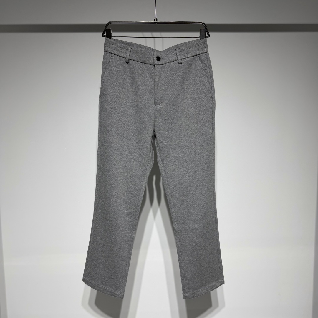 NO:661971,Ermenegildo Zegna stylish casual wool cashmere pants!  Introducing this exclusive winter casual trousers!  The fabric adopts double-layer composite knitting technology and is ingenious. The ingredients combine the softness and warmth of 4 wool, the delicate luxury of 3 mulberry silk, the stiffness and toughness of 54 polyester fiber, the drapey texture of 22 viscose, the fluffy warmth of 10 acrylic fiber and the unique luster of 7 acetic acid.  The surface is carefully brushed and feels thick and soft, bringing gentle care like a cloud; the double-layered glossy design on the bottom fits the skin and is comfortable. This fabric not only has excellent thermal insulation properties and can effectively resist the invasion of cold winter, but also highlights its extraordinary style with its excellent quality and diverse textures.  Black and light gray two-tone classic and versatile, with elasticated design on both sides of the waist, suitable for various body shapes; front diagonal pockets and double back pockets, practical and beautiful. Whether it is a business occasion or leisure time, you can show your calm demeanor and add a touch of bright color to your winter look. We sincerely invite wholesalers from all over the world to work together to go on a fashionable and warm winter journey!  Model Color Black Gray Size M-L-XL-XXL-XXXL Refer to the size chart data to choose the size that suits you!  ,menswear,zegna, 19860909Ermenegildo Zegna 杰尼亚时尚休闲羊毛羊绒裤！隆重呈献这款冬季专属休闲西裤！其面料采用双层复合针织工艺,匠心独运.成分融合4羊毛的柔软温暖、3桑蚕丝的细腻奢华,以及54聚酯纤维的挺括坚韧、22粘胶的垂坠质感、10腈纶的蓬松保暖和7醋酸的独特光泽.  表面精心磨毛处理,触感厚实绵软,带来如云端般的温柔呵护；底部双层光面设计,贴合肌肤,舒适自在.此面料不仅具备出色的保暖性能,有效抵御寒冬侵袭,更以其卓越品质与多元质感,彰显非凡格调.  黑与浅灰双色经典百搭,腰头两侧松紧设计,适配各种身形；前斜插口袋与后双口袋,实用美观兼具.无论是商务场合还是休闲时光,皆能展现从容风范,为您的冬日造型增添一抹亮色.现诚邀各地批发商携手合作,共赴时尚暖冬之旅！ 型号 颜色黑色 灰色 尺码M-L-XL-XXL-XXXL 参考尺码表数据选择适合自己的尺码！,男装,zegna, ,Women's clothing