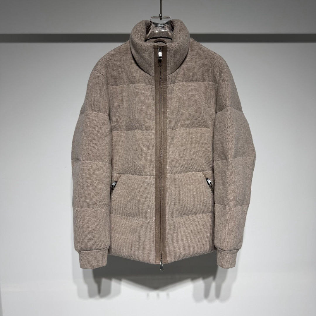 NO:661959,Loro Piana LP fashionable casual wool goose down jacket!  Men's imported genuine deerskin velvet trimmed pure wool knitted 90 white goose down filled stand collar knitted down jacket!  Trading companies rarely appear, and GW releases them simultaneously!  EZ's new wool knitted down jacket comes from the latest advertising cover style in winter. It uses knitted fabrics to highlight softness, sportiness and exquisite style. Wearing it in cool weather will give you a comfortable and warm feeling!  Made of wool knitted fabric, the fabric is soft and delicate, feels comfortable and waxy on the hand, and has excellent thermal insulation properties. At the same time, its special knitted structure makes it breathable, allowing the skin to breathe. It has just the right elasticity to not feel any tightness when worn. The elegant and stylish texture brings an excellent warmth experience. The high-quality 90 white goose down filled inside is thick and light (corresponding to the filling capacity of 48/114g, 50/g,  52/126g, 54/132g, 56/138g), bringing excellent thermal insulation effect, as if the warmth of the sweater and the lightness of the down jacket are perfectly combined.  Two timeless and classic color options, camel and royal blue, are chosen to meet the fashion needs of different personalities. The design of the stand-up collar and zipper is not only fashionable and avant-garde, but also practical. The placket and zipper edges are decorated with copper-colored deerskin, and the zipper pockets on both sides are also edged with deerskin. These exquisite details not only enhance the overall elegance, but also highlight the unique design style. They continue the classic craftsmanship and elegant design, allowing you to still exude infinite charm in the cold season!  Model Color Camel Royal Blue Size M-L-XL-XXL-XXXL Refer to the size chart data to choose the size that suits you!  Size 48/M-56/3XL 48 Shoulder width 47 Bust length 70 Sleeve length 62 50 Shoulder width 49 Bust length 71 Sleeve length 63 52 Shoulder width 51 Bust 124 Clothing length 72 Sleeve length 64 54 Shoulder width 53 Bust length 73 Sleeve length 65 56  Shoulder width 55, bust 132, length 74, sleeve length 66, men's clothing, loro piana, loro piana, jackets & coats, sweaters, down jacket,  19860909Loro Piana LP时尚休闲羊毛鹅绒外套！ 男士进口真鹿皮绒饰边拼接纯羊毛针织90白鹅绒填充立领针织羽绒服外套！贸易公司稀出,同步GW发布！EZ家全新羊毛针织羽绒服来自冬季最新广告封面款式,它以针织面料彰显柔软、运动和精致格调,清凉天气下穿上它为您送上舒适温暖感受！ 甄选羊毛针织面料打造,面料柔软细腻 ,上手感舒适软糯,有着优异的保暖性能,同时其特殊针织结构使其具有透气性,能够让皮肤呼吸 ,恰到好处的弹性,穿着时不会有任何紧束感,优雅有型的质感带来卓越的温暖体验, 内部填充的优质90白鹅绒厚实而轻盈(对应充绒量48/114g、 50/g、 52/126g、 54/132g、56/138g）,带来卓越的保暖效果,仿佛将毛衣的温暖与羽绒服的轻盈完美融合. 选用驼色和宝蓝色两种永恒经典的色调选择,满足不同个性的时尚需求.搭载立领与拉链的设计,不仅时尚前卫,更兼具实用性.而门襟和拉链边缘装饰以铜色鹿皮绒,两侧的拉链口袋同样采用鹿皮绒包边,这些精致的细节不仅提升了整体的高雅气质,更突显了独特的设计风格,延续经典工艺与优雅设计,让您在寒冷季节中依然散发无限魅力！ 型号 颜色驼色 宝蓝 尺码M-L-XL-XXL-XXXL 参考尺码表数据选择适合自己的尺码！ 尺码48/M-56/3XL 48 肩宽47胸围116衣长70袖长62 50 肩宽49胸围衣长71袖长63 52 肩宽51胸围124衣长72袖长64 54 肩宽53胸围衣长73袖长65 56 肩宽55胸围132衣长74袖长66,男装,loro piana,loro piana,jackets & coats,sweaters,down jacket, ,Women's clothing