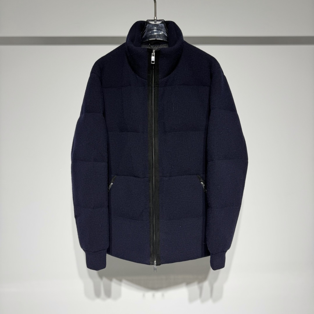 NO:661954,Loro Piana LP fashionable casual wool goose down jacket!  Men's imported genuine deerskin velvet trimmed pure wool knitted 90 white goose down filled stand collar knitted down jacket!  Trading companies rarely appear, and GW releases them simultaneously!  EZ's new wool knitted down jacket comes from the latest advertising cover style in winter. It uses knitted fabrics to highlight softness, sportiness and exquisite style. Wearing it in cool weather will give you a comfortable and warm feeling!  Made of wool knitted fabric, the fabric is soft and delicate, feels comfortable and waxy on the hand, and has excellent thermal insulation properties. At the same time, its special knitted structure makes it breathable, allowing the skin to breathe. It has just the right elasticity to not feel any tightness when worn. The elegant and stylish texture brings an excellent warmth experience. The high-quality 90 white goose down filled inside is thick and light (corresponding to the filling capacity of 48/114g, 50/g,  52/126g, 54/132g, 56/138g), bringing excellent thermal insulation effect, as if the warmth of the sweater and the lightness of the down jacket are perfectly combined.  Two timeless and classic color options, camel and royal blue, are chosen to meet the fashion needs of different personalities. The design of the stand-up collar and zipper is not only fashionable and avant-garde, but also practical. The placket and zipper edges are decorated with copper-colored deerskin, and the zipper pockets on both sides are also edged with deerskin. These exquisite details not only enhance the overall elegance, but also highlight the unique design style. They continue the classic craftsmanship and elegant design, allowing you to still exude infinite charm in the cold season!  Model Color Camel Royal Blue Size M-L-XL-XXL-XXXL Refer to the size chart data to choose the size that suits you!  Size 48/M-56/3XL 48 Shoulder width 47 Bust length 70 Sleeve length 62 50 Shoulder width 49 Bust length 71 Sleeve length 63 52 Shoulder width 51 Bust 124 Clothing length 72 Sleeve length 64 54 Shoulder width 53 Bust length 73 Sleeve length 65 56  Shoulder width 55, bust 132, length 74, sleeve length 66, men's clothing, loro piana, loro piana, jackets & coats, sweaters, down jacket,  19860909Loro Piana LP时尚休闲羊毛鹅绒外套！ 男士进口真鹿皮绒饰边拼接纯羊毛针织90白鹅绒填充立领针织羽绒服外套！贸易公司稀出,同步GW发布！EZ家全新羊毛针织羽绒服来自冬季最新广告封面款式,它以针织面料彰显柔软、运动和精致格调,清凉天气下穿上它为您送上舒适温暖感受！ 甄选羊毛针织面料打造,面料柔软细腻 ,上手感舒适软糯,有着优异的保暖性能,同时其特殊针织结构使其具有透气性,能够让皮肤呼吸 ,恰到好处的弹性,穿着时不会有任何紧束感,优雅有型的质感带来卓越的温暖体验, 内部填充的优质90白鹅绒厚实而轻盈(对应充绒量48/114g、 50/g、 52/126g、 54/132g、56/138g）,带来卓越的保暖效果,仿佛将毛衣的温暖与羽绒服的轻盈完美融合. 选用驼色和宝蓝色两种永恒经典的色调选择,满足不同个性的时尚需求.搭载立领与拉链的设计,不仅时尚前卫,更兼具实用性.而门襟和拉链边缘装饰以铜色鹿皮绒,两侧的拉链口袋同样采用鹿皮绒包边,这些精致的细节不仅提升了整体的高雅气质,更突显了独特的设计风格,延续经典工艺与优雅设计,让您在寒冷季节中依然散发无限魅力！ 型号 颜色驼色 宝蓝 尺码M-L-XL-XXL-XXXL 参考尺码表数据选择适合自己的尺码！ 尺码48/M-56/3XL 48 肩宽47胸围116衣长70袖长62 50 肩宽49胸围衣长71袖长63 52 肩宽51胸围124衣长72袖长64 54 肩宽53胸围衣长73袖长65 56 肩宽55胸围132衣长74袖长66,男装,loro piana,loro piana,jackets & coats,sweaters,down jacket, ,Women's clothing