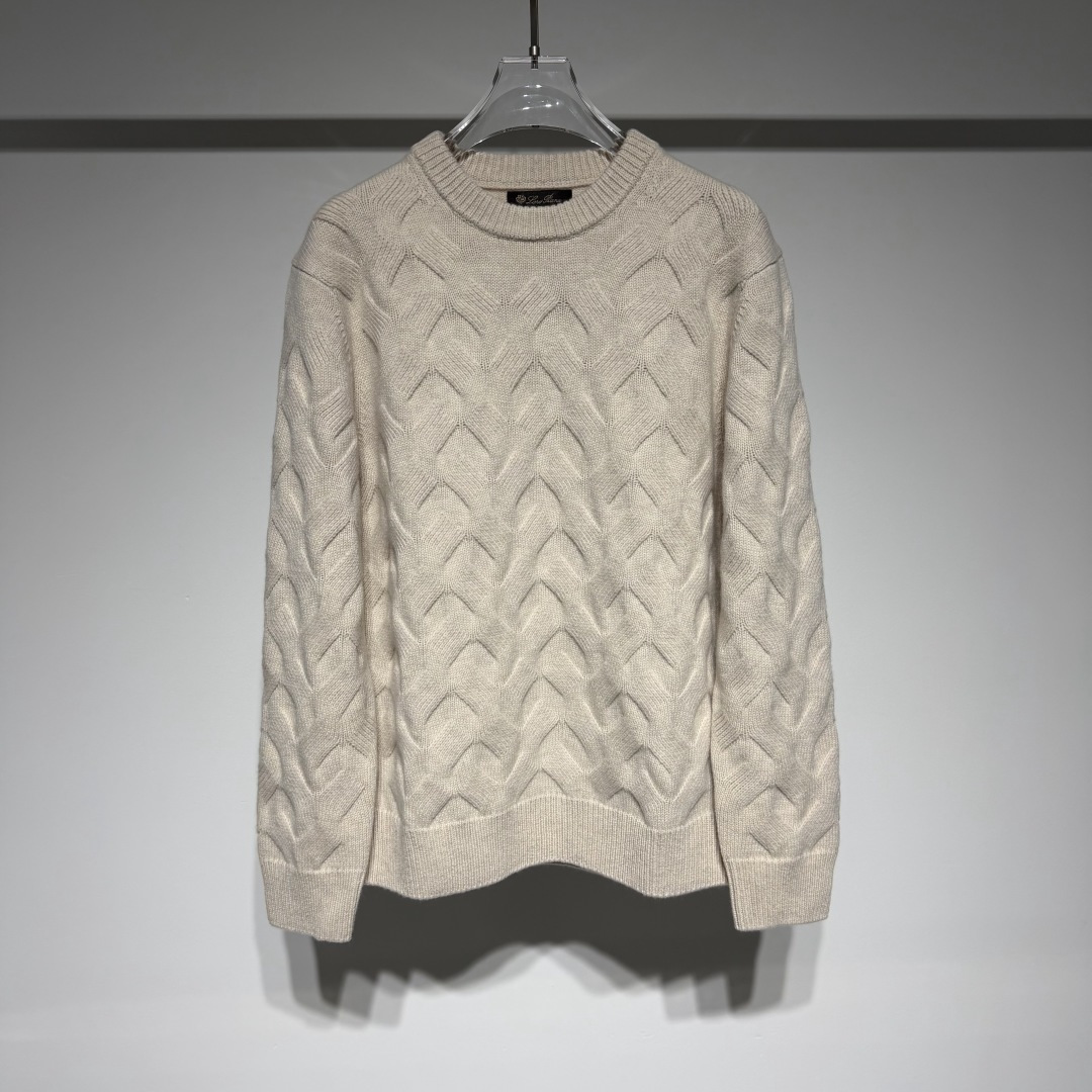 NO:660783,Loro Piana LP fashionable casual round neck knitted sweater!  The rich reddish-brown tone of the wool sweater brings a retro atmosphere. The three-dimensional woven texture of the whole body is exquisite and layered. The wool material is soft and skin-friendly, and it does not feel tight when worn close to the body. The round neck design is suitable for various indoor and outdoor wear scenarios, easily creating a lazy and advanced casual style. -  The thickened winter knitted pants are made of composite knitted fabric containing wool, mulberry silk, and acetic acid. They are thick, elastic and smooth to the touch. The composition of 4 wool + 3 mulberry silk + 7 acetic acid is both warm and textured. The black version is simple and versatile, and the loose cut is comfortable and not restrictive. It can be easily used for daily commuting or leisure travel.  The texture of wool and composite knitted fabrics echo each other, allowing you to enjoy comfort and warmth while showing exquisite taste in your winter leisure life. It is a 'lazy-friendly' outfit that combines practicality and fashion~  Whether it is an elite style in the workplace or a cool outdoor look on the weekend, this wool sweater can help men wear a 'clothing online' style in autumn and winter with the dual advantages of 'warmth + shaping'. The solid quality of pure wool is durable and resistant, and the texture design makes the outfit unconventional. Get one and make every appearance this autumn and winter full of 'textured sportsman' confidence ~ Model Color Mika Red  Size M-L-XL-XXL-XXXL Refer to the size chart data to choose the size that suits you!  ,menswear,loro piana,loro piana,sweaters, 19860909Loro Piana LP时尚休闲圆领针织毛衣！ 羊毛毛衣浓郁的红棕色调自带复古氛围,全身立体编织纹理精致又有层次,羊毛材质柔软亲肤,贴身穿也毫无扎感,圆领设计适配各种内搭外穿场景,轻松打造慵懒又高级的休闲风格. - 冬季加厚针织裤采用含羊毛、桑蚕丝、醋酸的复合针织面料,厚实有弹性且触感顺滑,4羊毛+3桑蚕丝+7醋酸的成分组合,既保暖又显质感,黑色版型简约百搭,宽松的剪裁舒适不束缚,日常通勤或休闲出行都能轻松驾驭.  羊毛与复合针织面料的质感呼应,让你在冬日休闲生活中,既能享受舒适温暖,又能展现精致品味,是一套兼顾实用性与时尚感的“懒人友好型”穿搭~ 不管是职场上的精英范儿,还是周末的户外潮酷感,这件羊毛毛衣都能以“保暖+塑型”的双重优势,帮男士在秋冬穿出“衣品在线”的型格.纯羊毛的扎实品质耐穿抗造,纹理设计又让穿搭不流于俗,入手一件,让这个秋冬的每一次出场,都充满“质感型男”的底气~ 型号 颜色米咖 红色 尺码M-L-XL-XXL-XXXL 参考尺码表数据选择适合自己的尺码！,男装,loro piana,loro piana,sweaters, ,Women's clothing