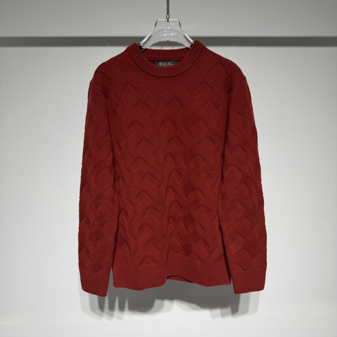 NO:660770,Loro Piana LP fashionable casual round neck knitted sweater!  The rich reddish-brown tone of the wool sweater brings a retro atmosphere. The three-dimensional woven texture of the whole body is exquisite and layered. The wool material is soft and skin-friendly, and it does not feel tight when worn close to the body. The round neck design is suitable for various indoor and outdoor wear scenarios, easily creating a lazy and advanced casual style. -  The thickened winter knitted pants are made of composite knitted fabric containing wool, mulberry silk, and acetic acid. They are thick, elastic and smooth to the touch. The composition of 4 wool + 3 mulberry silk + 7 acetic acid is both warm and textured. The black version is simple and versatile, and the loose cut is comfortable and not restrictive. It can be easily used for daily commuting or leisure travel.  The texture of wool and composite knitted fabrics echo each other, allowing you to enjoy comfort and warmth while showing exquisite taste in your winter leisure life. It is a 'lazy-friendly' outfit that combines practicality and fashion~  Whether it is an elite style in the workplace or a cool outdoor look on the weekend, this wool sweater can help men wear a 'clothing online' style in autumn and winter with the dual advantages of 'warmth + shaping'. The solid quality of pure wool is durable and resistant, and the texture design makes the outfit unconventional. Get one and make every appearance this autumn and winter full of 'textured sportsman' confidence ~ Model Color Mika Red  Size M-L-XL-XXL-XXXL Refer to the size chart data to choose the size that suits you!  ,menswear,loro piana,loro piana,sweaters, 19860909Loro Piana LP时尚休闲圆领针织毛衣！ 羊毛毛衣浓郁的红棕色调自带复古氛围,全身立体编织纹理精致又有层次,羊毛材质柔软亲肤,贴身穿也毫无扎感,圆领设计适配各种内搭外穿场景,轻松打造慵懒又高级的休闲风格. - 冬季加厚针织裤采用含羊毛、桑蚕丝、醋酸的复合针织面料,厚实有弹性且触感顺滑,4羊毛+3桑蚕丝+7醋酸的成分组合,既保暖又显质感,黑色版型简约百搭,宽松的剪裁舒适不束缚,日常通勤或休闲出行都能轻松驾驭.  羊毛与复合针织面料的质感呼应,让你在冬日休闲生活中,既能享受舒适温暖,又能展现精致品味,是一套兼顾实用性与时尚感的“懒人友好型”穿搭~ 不管是职场上的精英范儿,还是周末的户外潮酷感,这件羊毛毛衣都能以“保暖+塑型”的双重优势,帮男士在秋冬穿出“衣品在线”的型格.纯羊毛的扎实品质耐穿抗造,纹理设计又让穿搭不流于俗,入手一件,让这个秋冬的每一次出场,都充满“质感型男”的底气~ 型号 颜色米咖 红色 尺码M-L-XL-XXL-XXXL 参考尺码表数据选择适合自己的尺码！,男装,loro piana,loro piana,sweaters, ,Women's clothing