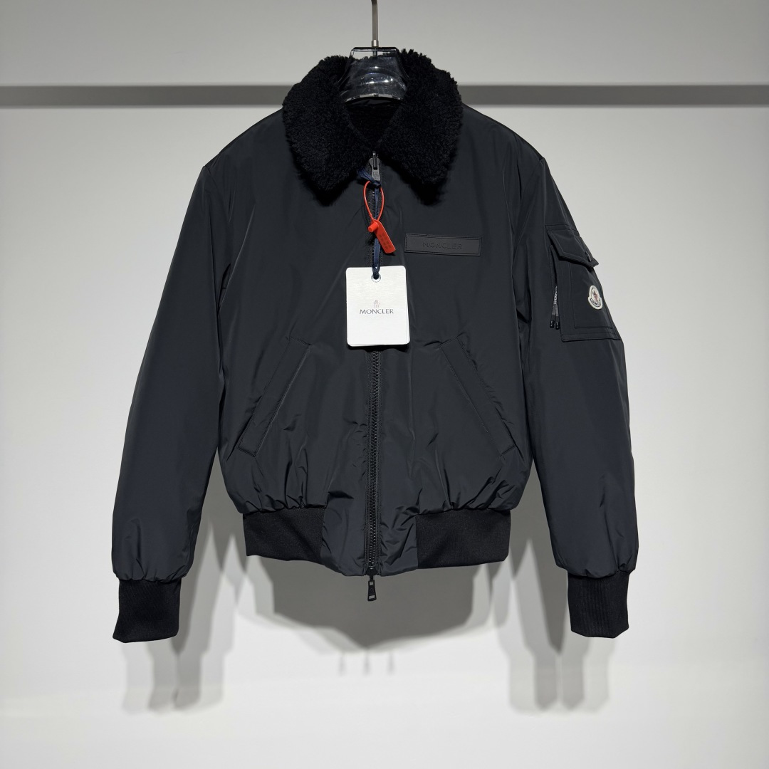 NO:660816,Moncler double-sided pilot down jacket is made of customized soft matte brocade fabric and teddy velvet. It uses the new national standard 90 white duck down (welcome to test). It has a full amount of down, full of warmth, light and fluffy. It exudes an irresistible charm with a pure and extreme black tone. The fashion code is hidden on both sides to unlock multiple styles. One side is matte like the deep night, cold and neat, outlining modern simplicity. The other side is made of teddy velvet like dark night velvet flowers, soft and mysterious.  The smudged retro warmth, the iconic Moncler logo appears on the sleeves, fully recognizable, the style can be switched at will, chic and free, showing nobility, subverting the traditional avant-garde design, redefining the boundaries of winter fashion, and becoming the most intimate companion in winter. Process 1: Computer mechanical down filling. First, make the liner pattern to determine the filling area and determine the weight of down per square meter according to the original three-dimensional effect, thereby calculating the amount of down filling for each piece.  The computerized down filling machine uses a digital weighing sheet to achieve stable measurement. Process 2: Computer template machine lines. The computer template machine's line process shows extremely high neatness and smoothness. The craftsman accurately controls the size during the operation to ensure that each line meets the design requirements. The lines of the entire template are smooth and unified, clean and beautiful. Process 3: Ergonomic three-dimensional cutting. Return to traditional craft techniques through segmentation, folding, shrinking, and stretching techniques. The so-called slow work produces fine work, which is respect for the material.  The pursuit of hand feel is complicated and tedious, slow in time and high in loss. Process 4: Manual reloading and opening of bags. For high-density and heavy teddy fabrics. Use special bone needles to accurately lift out the three-dimensional structure of the bag mouth on the back of the fabric. It is a two-stage operation of single-layer basic shaping and multi-layer edge reinforcement. Paving materials: Customized 1:1 Moncler snap button, customized 1:1 Moncler zipper, customized 1:1 Moncler lanyard, customized 1:1 Moncler chest label.  Customized 1:1 Moncler embroidered logo Customized 1:1 Moncler trademark Function Double-sided wear Free to match Model Color Black Size 1-2-3-4 Refer to the size chart to choose the size that suits you!  ,Moncler,down jacket, 19860909Moncler 双面飞行员羽绒服 定制柔绒哑光锦织料 以及泰迪绒 使用新国标90白鸭绒(欢迎检测) 冲绒量十足 保暖十足 轻盈蓬松 以纯粹而极致的黑色调 散发着令人难以抗拒的魅力 双面皆藏时尚密码 解锁多元风格 一面以哑光如深沉夜幕 冷峻而利落 勾勒现代简约 另一面以泰迪绒如暗夜绒花 柔软且神秘 晕染复古温情 标志性Moncler标识标呈现于手袖处 辨识度十足 风格随意切换 潇洒自如 尽显尊贵 以颠覆传统的先锋设计 重新定义冬日时尚的边界 成为冬日最贴心的伴侣 工艺1: 电脑机械充绒 优先通过制作内胆纸样 以确定充绒区域按照原版立体效果来确定每平方米羽绒的克重 从而计算出每个裁片的充绒量 电脑充绒机采用数字式称重单实现稳定计量 工艺2: 电脑模板机行线 电脑模板机的行线工艺呈现出极高的工整度和平顺性 工艺师在操作过程中对尺寸的精确控制 确保每一条行线都符合设计要求 整个模板的线条流畅而统一 整洁美观 工艺3: 人体学立体裁剪 回归传统工艺手法 通过分割 折叠 抽缩 拉展技术手法 所谓慢工出细活 是对材料的尊重 对手感的追求 做工复杂 繁琐 时效慢 损耗高 工艺4: 人工重装开袋 针对泰迪绒高密度厚重面料 通过专用骨针在面料背面精准抬出袋口立体结构 分单层基础塑形与多层边缘加固两阶段操作 铺料: 定制1:1 Moncler 四合扣 定制1:1 Moncler 拉链 定制1:1 Moncler 挂绳 定制1:1 Moncler 胸标 定制1:1 Moncler 绣标 定制1:1 Moncler 商标 功能双面可穿 自由搭配 型号 颜色黑色 尺码1-2-3-4 参考尺码表数据选择适合自己的尺码！,蒙口-服装,Moncler,down jacket, ,Women's clothing