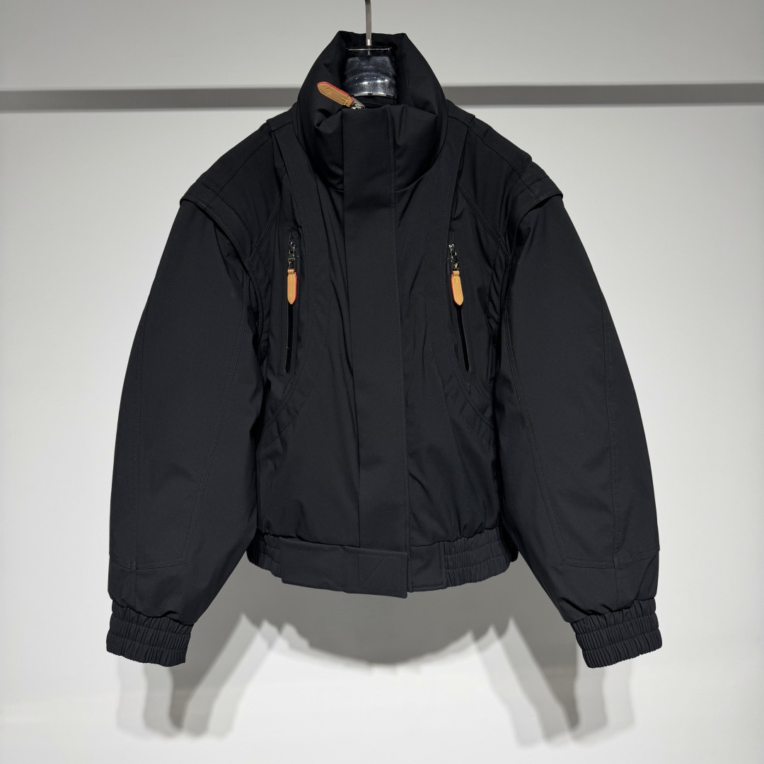 NO:660806,Louis Vuitton Louis Vuitton's fashionable and casual stand-collar down jacket, a runway style with heavy craftsmanship, sleeves that can be removed and used as a vest for a multi-functional design!  Original 1:1 customized hardware accessories are all imported and original customized!  Welcome to compare at the counter for absolute high quality!  Made of top-grade 95 white duck down, super soft and full of feathers!  Metal zipper fly!  Super heavy fabric, great workmanship and perfect fit!  Note that the fabric is super comfortable, exclusive and not available on the market!  High fashion designs for men and women!  LV has always adhered to the spirit of excellent quality and innovation. The brand pays attention to the details and craftsmanship of its products, using high-quality materials and exquisite production techniques to ensure that each product can meet the highest quality standards. At the same time, LV also continuously introduces new designs and products to meet the changing needs and tastes of consumers!  With its classic design, exquisite craftsmanship and innovative spirit, it has become one of the most influential luxury brands in the world and continues to lead fashion trends!  !  Model Color Black Size M-L-XL-XXL-XXXL L shoulder width 60, bust 61, length 67 Please refer to the L size chart to choose the size that suits you!  ,Louis Vuitton-clothing,louis vuitton,louis vuitton,louis vuitton,down jacket, 19860909Louis Vuitton 路易威登时尚休闲立领羽绒服、走秀款重工艺打造袖子可以脱卸做马甲使用多功能设计！ 原版1:1订制五金配件全进口原版定制！欢迎专柜对比绝对的高品质！采用顶级95白鸭绒超柔软充羽量蓬松饱满！ 金属拉链开合门襟 ！超级重面料做工杠杠的版型完美 ！注意面料超舒服独家款非市场货！ 高级时时尚设计男女同款！ LV始终秉持着卓越的品质和创新的精神.品牌注重产品的细节和工艺,采用高品质的材料和精湛的制作工艺, 确保每一件产品都能达到最高的品质标准.同时,LV也不断推出新的设计和产品,以满足消费者不断变化的需求和品味！ 以其经典设计、精湛工艺和创新精神,成为全球最具影响力的奢侈品牌之一,持续引领时尚潮流！！ 型号 颜色黑色 尺码M-L-XL-XXL-XXXL L肩宽60、胸围61、衣长67 参考L尺码表数据选择适合自己的尺寸！,路易威登-服装,louis vuitton,louis vuitton,louis vuitton,down jacket, ,Women's clothing