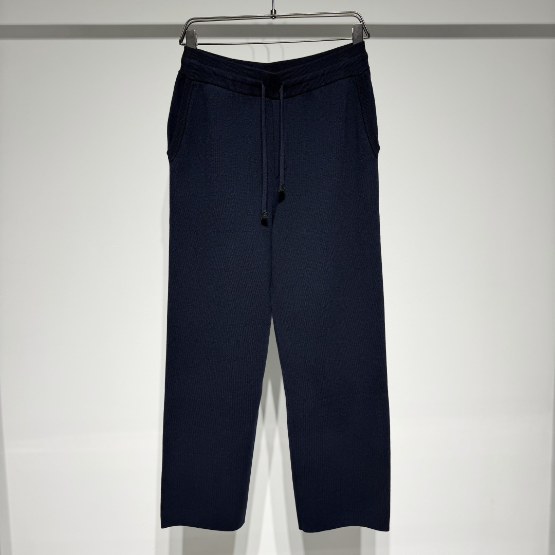 NO:661949,Loro Piana LP fashion casual pants old money style wool and cotton blend!  Selected 50% wool long-staple cotton gold-matching fabrics continue the core gene of 'low-key texture' of the old money style. The knitted texture is fine and crisp, combining the luxurious warmth of wool with the skin-friendly breathability of cotton. It does not feel tied when worn in daily wear. It can be worn alone or as an inner layer in autumn and winter.  It adopts drawstring high waist + straight slightly wide version. The drawstring design can freely adjust the tightness to suit different waist and body shapes; the straight slightly wide cut modifies the leg shape while retaining sufficient space for movement, giving a calm and relaxed old-money aura when walking. The three-dimensional pockets on both sides are both practical and decorative, and the details highlight the sense of quality. - The gray is classic and versatile, and can be matched with the same series of tops to create a seamless sense of luxury. It can also be easily adapted to various types of tops when worn alone; -  Dark blue is elegant and restrained, injecting a gentlemanly style into the look. It is the texture choice of urban elites; a pair of casual pants that combines luxurious material, superior shape, and multi-color versatility, is the secret weapon for your autumn and winter wardrobe to 'enhance style without effort'. Choosing it means choosing old-money elegance that can withstand the test of time. Model Color Gray Dark Blue Size M-L-XL-XXL-XXXL Refer to the size chart to choose the size that suits you!  ,menswear,loro piana,loro piana,gold, 19860909Loro Piana LP时尚休闲裤老钱风羊毛棉混纺！ 精选50羊毛长绒棉黄金配比面料,延续老钱风“低调质感”的核心基因,针织纹理细腻挺括,兼具羊毛的轻奢保暖与棉的亲肤透气,日常穿着无扎感,秋冬单穿、内搭皆能适配.  采用抽绳高腰+直筒微阔版型,抽绳设计可自由调节松紧,适配不同腰围身形；直筒微阔剪裁修饰腿型的同时,保留充足活动空间,行走间尽显从容松弛的老钱气场.两侧立体口袋兼具实用性与装饰性,细节处彰显品质感. - 灰色经典百搭,与同系列上衣成套搭配,打造浑然一体的高级感,单穿也能轻松适配各类上衣； - 深蓝儒雅内敛,为造型注入绅士格调,是都市精英的质感之选； 一条集材质奢感、版型优势、多色百搭于一身的休闲裤,是你秋冬衣橱“提升格调却毫不费力”的秘密武器,选它,就是选择经得起时间推敲的老钱式优雅. 型号 颜色灰色 深蓝 尺码M-L-XL-XXL-XXXL 参考尺码表数据选择适合自己的尺码！,男装,loro piana,loro piana,gold, ,Women's clothing