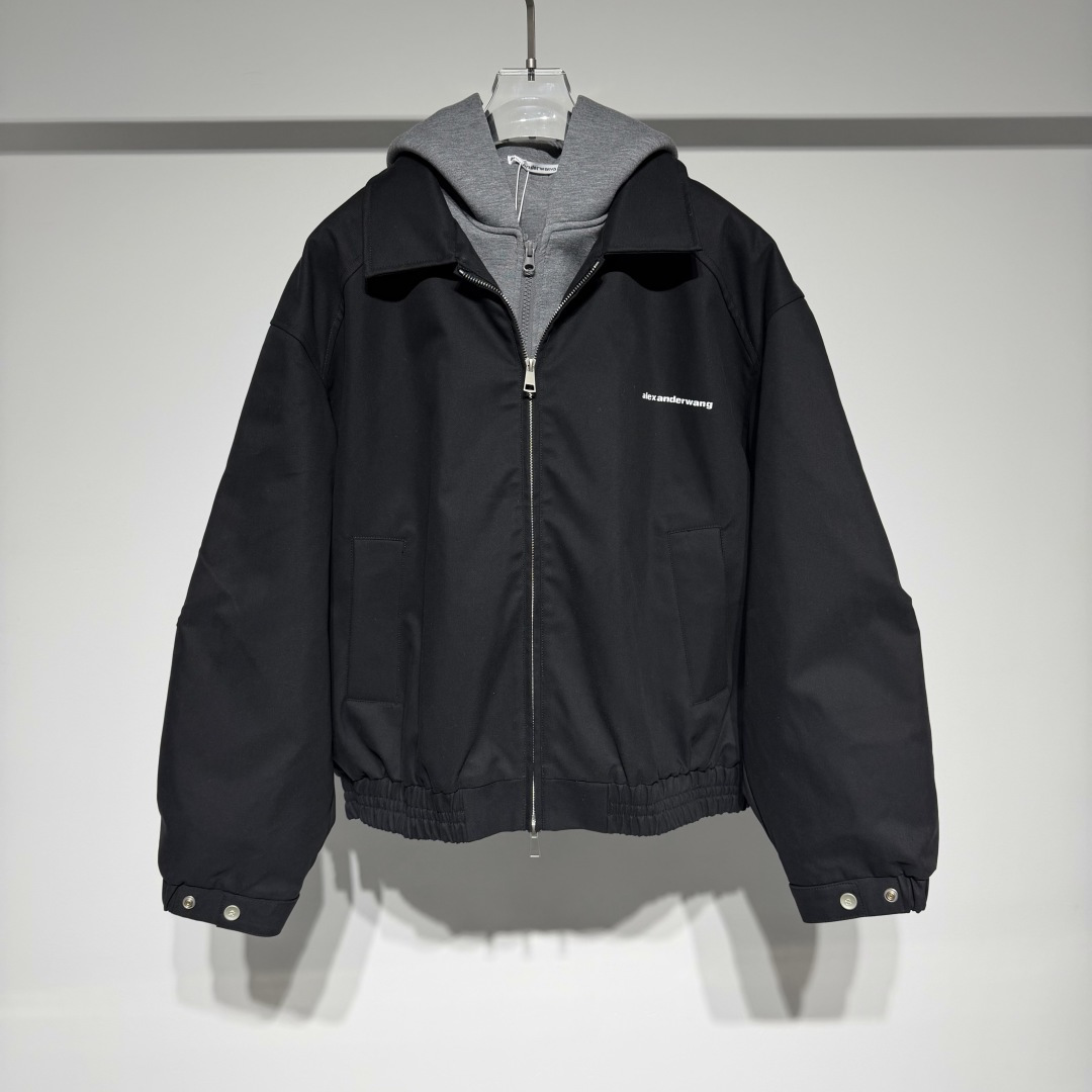 NO:661960,Alexander Wang's fashionable and casual hooded down jacket, jacket and sweatshirt are two-piece designs!  The liner is made of 90 white duck down to keep you warm and comfortable!  !  Customized pure cotton fabric is very wide and stylish!  Add three-dimensional cutting of workwear elements and three-dimensional offset printing process of classic small letter logo!  Mr. Wang, the best Chinese designer!  Alexander Wang's designs are famous for their unique tailoring and material selection. They are good at combining tradition and modernity, and give new life to classic styles through innovative design techniques. Alexander Wang's designs are also highly recognizable in terms of color selection. He prefers neutral colors such as black, white, and gray, but through clever design techniques and material use, these seemingly simple colors can also show rich layers and textures.  In addition to his consistent simple style and skillful use of fabrics, Wang also shows his other side of design ability to capture the latest fashion points!  !  !  The fact that Alexander Wang's clothes sell quite well in the market also shows that his designs are in line with the needs of consumers in real life. The same type of Alexander Wang brand clothes are even more popular than many big brands!  !  Model Color Black Size S-M-L-XL M shoulder width 59, bust 68, length 64 Please refer to the M size data to choose the size that suits you!  , -clothing, ,hoodie,sweatshirts,jackets & coats,down jacket,hats, 19860909Alexander Wang 大王时尚休闲连帽羽绒服、外套卫衣双层夹两件设计！内胆为90白鸭绒保暖舒适！！ 定制纯棉材质面料挺阔有型！加入工装元素立体剪裁、经典小字母logo立体胶印工艺！ 华人最牛设计师王大人！ alexanderwang的设计以其独特的剪裁和材质选择而著称,擅长将传统与现代相结合,通过创新的设计手法赋予经典款式新的生命.Alexander Wang的设计在颜色选择上也极具辨识度,他偏爱黑、白、灰等中性色,但通过巧妙的设计手法和材质运用,使得这些看似简单的颜色也能展现出丰富的层次和质感 大王一贯的简洁风格和对面料的娴熟运用外,还展示了他另一面的设计才能抓住最新流行点！！！ 亚历山大·王 (Alexander Wang) 的衣服在市场上卖得相当好的事实,也说明了他的设计很符合实际生活中消费者的需求.同样类型的亚历山大·王 (Alexander Wang) 品牌服装,甚至比很多大牌都更受欢迎！！ 型号 颜色黑色 尺码S-M-L-XL M肩宽59、胸围68、衣长64 参考M码数据选择合适自己的尺码！,亚历山大王-服装, ,hoodie,sweatshirts,jackets & coats,down jacket,hats, ,Women's clothing