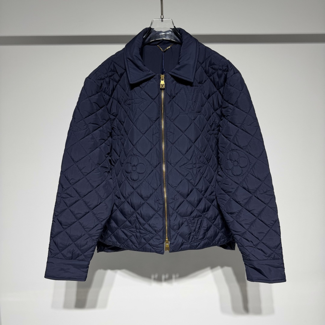 NO:661956,Louis Vuitton Louis Vuitton fashionable casual lapel jacket!  !  !  Diamond-shaped route jacquard craftsmanship!  MONOGRAM quilted silk wool jacket!  This quilted jacket is made of technical fabrics, with Macro Monogram embroidery injecting a modern feel. The lightweight padding adds warmth, and the two-way zipper allows for a flexible design. It can be worn alone or with a coat. LV has always upheld the spirit of excellent quality and innovation. The brand pays attention to the details and craftsmanship of its products, using high-quality materials and exquisite production techniques.  Ensure that every product can meet the highest quality standards. At the same time, LV also continuously introduces new designs and products to meet the changing needs and tastes of consumers!  With its classic design, exquisite craftsmanship and innovative spirit, it has become one of the most influential luxury brands in the world and continues to lead fashion trends!  !  Model Color Blue Size S-M-L-XL Refer to the size chart to choose the size that suits you!  ,Louis Vuitton-clothing,louis vuitton,louis vuitton,louis vuitton,jackets & coats,jackets & coats, 19860909Louis Vuitton 路易威登时尚休闲翻领外套！！！ 菱形航线提花工艺！MONOGRAM 绗缝夹克式丝绵外套！本款绗缝夹克取材科技面料,以 Macro Monogram 刺绣注入摩登意味.轻盈衬垫倍添暖意,双向拉链成就灵活设计.可单独穿着,亦可外搭大衣. LV始终秉持着卓越的品质和创新的精神.品牌注重产品的细节和工艺,采用高品质的材料和精湛的制作工艺, 确保每一件产品都能达到最高的品质标准.同时,LV也不断推出新的设计和产品,以满足消费者不断变化的需求和品味！ 以其经典设计、精湛工艺和创新精神,成为全球最具影响力的奢侈品牌之一,持续引领时尚潮流！！ 型号 颜色兰色 尺码S-M-L-XL 参考尺码表数据选择适合自己的尺码！,路易威登-服装,louis vuitton,louis vuitton,louis vuitton,jackets & coats,jackets & coats, ,Women's clothing
