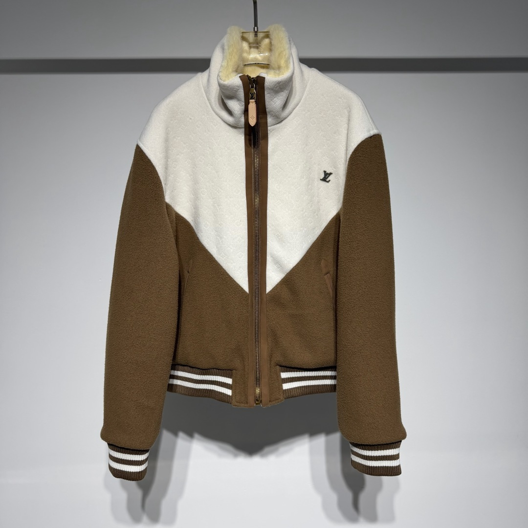 NO:661944,Louis Vuitton Louis Vuitton fashionable casual stand collar jacket!  !  !  MONOGRAM BUILT JACKET WITH SHEARLING COLLAR This sheepskin jacket adds a touch of chic après-ski style to your winter look. Featuring eye-catching 'V' yoke on the front and back, it's made from a blend of sheep wool and tussah silk and is embellished with a Monogram jacquard pattern. The soft shearling collar pulls up to wrap around the neck, while the quilted Monogram pattern on the interior further enhances warmth and comfort. The finishing touch is at the chest.  LV accessories, as well as exquisite leather trims on zippers and pockets. LV has always adhered to the spirit of excellent quality and innovation. The brand pays attention to the details and craftsmanship of its products, using high-quality materials and exquisite production technology to ensure that every product can meet the highest quality standards. At the same time, LV also continuously introduces new designs and products to meet the changing needs and tastes of consumers!  With its classic design, exquisite craftsmanship and innovative spirit, it has become one of the most influential luxury brands in the world and continues to lead fashion trends!  !  Model Color White Pinca Size S-M-L-XL Refer to the size chart to choose the size that suits you!  ,Louis Vuitton-clothing,louis vuitton,louis vuitton,louis vuitton,jackets & coats,jackets & coats,leather jacket, 19860909Louis Vuitton 路易威登时尚休闲立领外套！！！ 羊毛皮衣领 MONOGRAM 束腰夹克本款绵羊毛夹克为您的冬日造型注入一丝别致的滑雪后休闲风尚.衣身前后均饰有醒目的“V”形抵肩,由绵羊毛与柞蚕丝混纺面料织就, 并满饰 Monogram 提花图案.柔软的羊毛皮衣领可拉起包裹颈部；内里的绗缝 Monogram 图案则进一步提升了保暖性与舒适度.点睛之处在于胸前的 LV 饰件,以及拉链和口袋处的精致皮革饰边. LV始终秉持着卓越的品质和创新的精神.品牌注重产品的细节和工艺,采用高品质的材料和精湛的制作工艺, 确保每一件产品都能达到最高的品质标准.同时,LV也不断推出新的设计和产品,以满足消费者不断变化的需求和品味！ 以其经典设计、精湛工艺和创新精神,成为全球最具影响力的奢侈品牌之一,持续引领时尚潮流！！ 型号 颜色白拼咖 尺码S-M-L-XL 参考尺码表数据选择适合自己的尺码！,路易威登-服装,louis vuitton,louis vuitton,louis vuitton,jackets & coats,jackets & coats,leather jacket, ,Women's clothing
