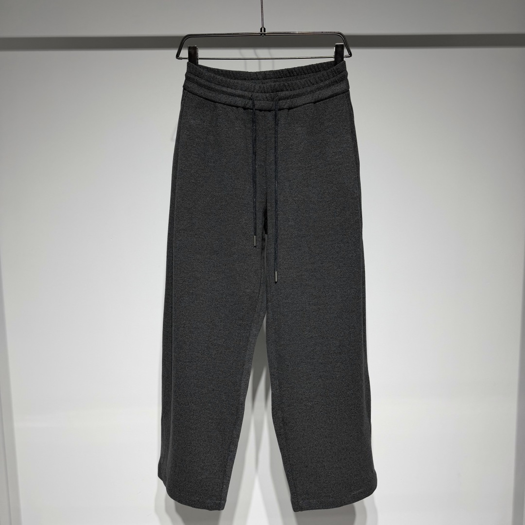 NO:662523,Loro Piana LP's fashionable and casual knitted wide-leg loose casual trousers are amazing. The fabric is super comfortable, soft and waxy, and there is no pressure when worn next to the body, just like being surrounded by the gentle wind. The wide-leg version is simply the savior for people with imperfect leg shapes. Thick calves and uneven legs are all hidden. They are also very comfortable to wear and there is no sense of restraint at all.  Whether it is paired with a simple sweater or a handsome jacket, you can easily create different styles. It is very suitable for daily outings, commuting to work or gatherings with friends. It will directly fill the atmosphere. Don’t hesitate, treasures, buy it quickly, let it become your new favorite in autumn and winter. Model Color White Gray Size S-M-L-XL M waist 38, hip 60, trouser length 106. Refer to the M size chart to choose the size that suits you!  ,menswear,loro piana,loro piana,jackets & coats,sweaters, 19860909Loro Piana LP时尚休闲针织阔腿宽松休闲长裤太绝了 面料超舒服,软软糯糯的,贴身穿完全无压力,就像被温柔的风包围着.阔腿的版型简直是腿型不完美星人的救星,什么小腿粗、腿不直,统统都被藏起来.穿着也特别自在,完全没有束缚感. 不管是搭配简约的毛衣,还是帅气的外套,都能轻松打造出不同风格,日常出街、上班通勤或者和朋友聚会,穿它都超合适,氛围感直接拉满. 宝子们别犹豫,赶紧入手,让它成为你秋冬穿搭的新宠吧. 型号 颜色白色 灰色 尺码S-M-L-XL M腰围38、臀围60、裤长106 参考M尺码表数据选择适合自己的尺码！,男装,loro piana,loro piana,jackets & coats,sweaters, ,Women's clothing
