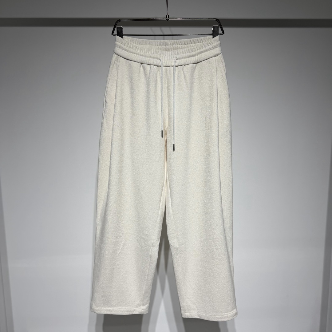 NO:662512,Loro Piana LP's fashionable and casual knitted wide-leg loose casual trousers are amazing. The fabric is super comfortable, soft and waxy, and there is no pressure when worn next to the body, just like being surrounded by the gentle wind. The wide-leg version is simply the savior for people with imperfect leg shapes. Thick calves and uneven legs are all hidden. They are also very comfortable to wear and there is no sense of restraint at all.  Whether it is paired with a simple sweater or a handsome jacket, you can easily create different styles. It is very suitable for daily outings, commuting to work or gatherings with friends. It will directly fill the atmosphere. Don’t hesitate, treasures, buy it quickly, let it become your new favorite in autumn and winter. Model Color White Gray Size S-M-L-XL M waist 38, hip 60, trouser length 106. Refer to the M size chart to choose the size that suits you!  ,menswear,loro piana,loro piana,jackets & coats,sweaters, 19860909Loro Piana LP时尚休闲针织阔腿宽松休闲长裤太绝了 面料超舒服,软软糯糯的,贴身穿完全无压力,就像被温柔的风包围着.阔腿的版型简直是腿型不完美星人的救星,什么小腿粗、腿不直,统统都被藏起来.穿着也特别自在,完全没有束缚感. 不管是搭配简约的毛衣,还是帅气的外套,都能轻松打造出不同风格,日常出街、上班通勤或者和朋友聚会,穿它都超合适,氛围感直接拉满. 宝子们别犹豫,赶紧入手,让它成为你秋冬穿搭的新宠吧. 型号 颜色白色 灰色 尺码S-M-L-XL M腰围38、臀围60、裤长106 参考M尺码表数据选择适合自己的尺码！,男装,loro piana,loro piana,jackets & coats,sweaters, ,Women's clothing
