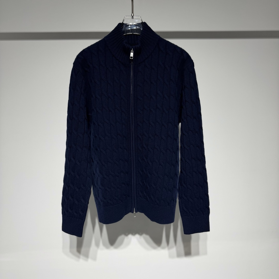 NO:662499,Loro Piana LP fashionable casual wool cardigan sweater is an ideal choice for men in autumn and winter. The weaving texture of hemp flowers is thick and textured, which not only shows the retro charm, but also brings double the warmth. The unique design of the double zipper head increases the sense of fashion and practicality and can be adjusted according to different needs. The white color is pure and refreshing, giving people an elegant and generous feeling!  It exudes mature and stable charm; the navy blue color is low-key and calm, showing the restrained temperament of men. Whether it is paired with a shirt, T-shirt or turtleneck sweater, you can easily create different styles. It can show casualness in casual occasions, or show elegant taste in formal occasions. On cold days, wear this wool cardigan sweater, which can not only resist the cold wind, but also show your fashion taste. Model Color White Royal Blue Size M-L-XL-XXL-XXXL  Refer to the size chart to choose the size that suits you!  ,men's clothing,loro piana,loro piana,sweaters,shirts,tees,t-shirt, 19860909Loro Piana LP时尚休闲羊毛开衫毛衣是男士们秋冬季节的理想之选.大麻花的编织纹理,厚实而有质感,不仅展现出复古的韵味,还能带来加倍的温暖.双拉链头设计独特,增加了时尚感和实用性,可以根据不同的需求进行调节. 白色纯净清爽,给人以优雅大方的感觉！散发着成熟稳重的魅力；藏青色低调沉稳,尽显男士的内敛气质.  无论是搭配衬衫、T恤还是高领毛衣,都能轻松打造出不同的风格.可以在休闲场合展现随性自在,也能在正式场合中彰显优雅品味. 在寒冷的日子里,穿上这款羊毛开衫毛衣,既能抵御寒风,又能展现你的时尚品味. 型号 颜色白色 宝蓝 尺码M-L-XL-XXL-XXXL 参考尺码表数据选择适合自己的尺码！,男装,loro piana,loro piana,sweaters,shirts,tees，t-shirt, ,Women's clothing