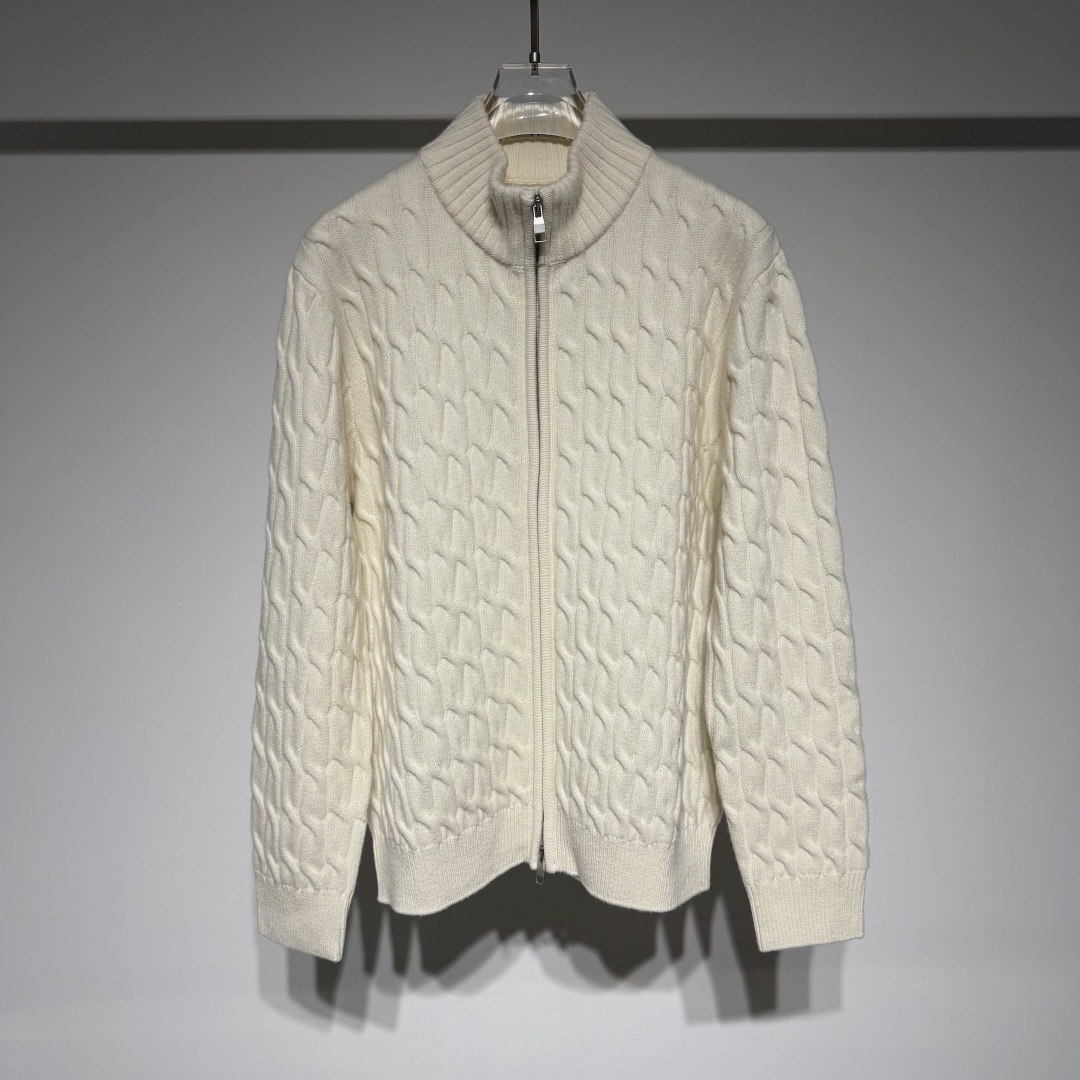 NO:662487,Loro Piana LP fashionable casual wool cardigan sweater is an ideal choice for men in autumn and winter. The weaving texture of hemp flowers is thick and textured, which not only shows the retro charm, but also brings double the warmth. The unique design of the double zipper head increases the sense of fashion and practicality and can be adjusted according to different needs. The white color is pure and refreshing, giving people an elegant and generous feeling!  It exudes mature and stable charm; the navy blue color is low-key and calm, showing the restrained temperament of men. Whether it is paired with a shirt, T-shirt or turtleneck sweater, you can easily create different styles. It can show casualness in casual occasions, or show elegant taste in formal occasions. On cold days, wear this wool cardigan sweater, which can not only resist the cold wind, but also show your fashion taste. Model Color White Royal Blue Size M-L-XL-XXL-XXXL  Refer to the size chart to choose the size that suits you!  ,men's clothing,loro piana,loro piana,sweaters,shirts,tees,t-shirt, 19860909Loro Piana LP时尚休闲羊毛开衫毛衣是男士们秋冬季节的理想之选.大麻花的编织纹理,厚实而有质感,不仅展现出复古的韵味,还能带来加倍的温暖.双拉链头设计独特,增加了时尚感和实用性,可以根据不同的需求进行调节. 白色纯净清爽,给人以优雅大方的感觉！散发着成熟稳重的魅力；藏青色低调沉稳,尽显男士的内敛气质.  无论是搭配衬衫、T恤还是高领毛衣,都能轻松打造出不同的风格.可以在休闲场合展现随性自在,也能在正式场合中彰显优雅品味. 在寒冷的日子里,穿上这款羊毛开衫毛衣,既能抵御寒风,又能展现你的时尚品味. 型号 颜色白色 宝蓝 尺码M-L-XL-XXL-XXXL 参考尺码表数据选择适合自己的尺码！,男装,loro piana,loro piana,sweaters,shirts,tees，t-shirt, ,Women's clothing