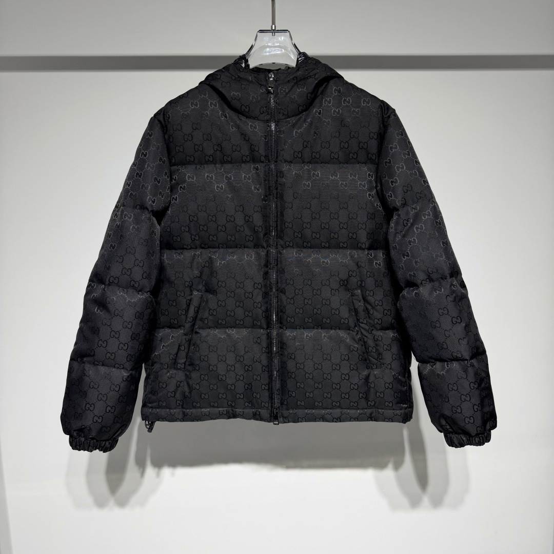 NO:662474,Gucci Gucci sports fashion casual hooded down jacket!  The brand's exclusive jacquard dark pattern fabric is high-end and luxurious!  The overall texture of 90 white duck down is thick, wide and full of down!  The drawstring design at the hem further enhances the warmth effect!  Compare the replica versions at will and the quality is absolutely guaranteed!  There is no excessive decoration overall!  The main focus is refreshing and clean!  !  Combining classic design with avant-garde innovation, it meets all fashion needs from daily life to luxury!  !  Its designs have become bolder and brighter, incorporating elements of sports style and high fashion. At the same time, Gucci continues to incorporate cultural references into its looks and accessories to express a unique point of view!  !  Fashion is a way to express personality and attitude towards life. The brand has always been challenging traditional definitions and focusing on unique design and exquisite craftsmanship. Fashion is an art and a display of everyone's unique style!  Item No. Color Black Size S-M-L-XL Refer to the size chart to choose the size that suits you!  ,Gucci-clothing,gucci,gucci,down jacket,hats, 19860909Gucci 古琦运动时尚休闲连帽羽绒服！品牌专属提花暗纹面料高级奢华！90白鸭绒整体质感厚实挺阔充绒量非常足！下摆抽绳设计保暖效果进一步提升！复刻版本随意对比品质绝对保证！ 整体没有过多的装饰！主打一个清爽干净！！ 以经典设计与前卫创新结合,满足从日常到奢华的各方面时尚需求！！ 其设计变得更加大胆和鲜艳,融合了运动风格和高级时装的元素.同时,古驰还不断将文化参考融入其外观和配饰中,表达独特的观点！！ 时尚是一种表达个性和生活态度的方式.品牌一直以来都在挑战传统定义,注重独特设计和精湛工艺.时尚是一门艺术,是每个人独特风格的展现！ 货号 颜色黑色 尺码S-M-L-XL 参考尺码表数据选择合适自己的尺码！,古驰-服装,gucci,gucci,down jacket,hats, ,Women's clothing