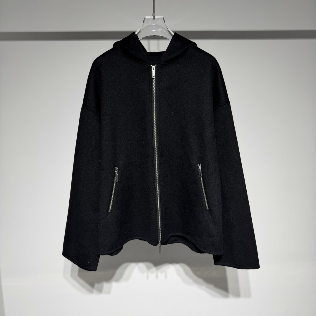 NO:676753,Saint Laurent Paris YSL Saint Laurent sports fashion wool short hooded cardigan, a fashionable and versatile choice. Selected high-quality wool, soft and skin-friendly, warm and textured, giving gentle care to the skin. The short design is neat and energetic, and can easily improve the body proportions. The hooded style adds a sense of casualness and leisure, and injects more vitality into the look.  The loose fit is suitable for both men and women regardless of figure, and can be easily adapted to various styles. Whether it is paired with jeans or a skirt, it can show a unique fashion taste. Saint Laurent's design concept emphasizes the perfect combination of fashion and art, aiming to show an aesthetic concept and life attitude beyond the conventional through unique design style and innovative concepts. The brand encourages the pursuit of a free and independent lifestyle, and expresses inner strength and charm through fashion.  From beginning to end, we strive to make high-end fashion as perfect as a work of art. Saint Laurent's flagship product is high-end casual style, serving only a few thousand wealthy people in the world. It uses luxurious materials, exquisite processing, expensive prices, and palace-level quality!  Let countless people yearn for it!  Model Color Black Size S-M-L L shoulder width 66, bust 65, length 70 Please refer to the L size data to choose the size that suits you!  ,men's clothing,saint laurent,saint laurent,saint laurent,skirts,jeans,hats,19860909Saint Laurent Paris YSL圣罗兰运动时尚羊毛短款连帽开衫,时尚无界的百搭之选.精选优质羊毛,柔软亲肤,温暖与质感兼备,给予肌肤温柔呵护.短款设计,利落显精神,轻松提升身材比例.连帽款式,增添随性与休闲感,为造型注入更多活力. 宽松版型,不挑身材,男女皆可驾驭,轻松适配各种穿搭风格,无论是搭配牛仔裤还是裙装,都能演绎出独特的时尚品味. 圣罗兰的设计理念强调时尚与艺术的完美结合,旨在通过独特的设计风格和创新理念,展现一种超越常规的审美观念和生活态度.品牌鼓励追求自由、独立的生活方式,并通过时尚表达内心的力量和魅力. 自始至终力求高级时装如艺术品般地完美.圣·洛朗的旗舰产品是高级时装休闲风格,服务是全球仅几千名的富豪们,用料奢华,加工讲究,价格昂贵,殿堂级别品质！让无数人向往！ 型号 颜色黑色 尺码S-M-L L肩宽66、胸围65、衣长70 参考L尺码数据选择合适自己的尺码！,男装,saint laurent,saint laurent,saint laurent,skirts,jeans,hats,,Women's clothing