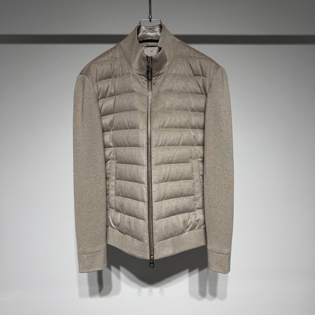 NO:676749,Loro Piana LP fashionable and casual goose down wool down jacket collides with luxurious materials, and is blessed with 90% gooseneck. This goose down jacket welds high-end and warmth in winter. When the woven inverted wool fabric meets the woolen sleeves, and when 90% gooseneck is filled inside, this goose down jacket is destined to be the quality benchmark for winter wear. -  The luxurious double-piece body is made of woven inverted wool fabric of 15 wool + 15 modal polyester fiber, with exquisite texture and high-end luster; the sleeves are made of 6 mulberry silk wool Tencel + 54 acrylic wool fabric, which is soft and skin-friendly and elastic. The collision of the two fabrics creates a rich luxury experience in both visual and tactile senses, allowing you to switch between business and leisure styles at will. -  Gooseneck velvet thermal black technology is filled with 90% gooseneck velvet. This velvet fiber is finer and lighter, and its fluffiness is far higher than that of ordinary down. It is full of warmth but is as light as nothing, and there is no sense of weight when you put it on. It allows you to enjoy the warmth of a cloud in the cold winter, while maintaining a neat figure, saying goodbye to bloated restraints. -  The details show the quality: the stand-up collar with double zipper pull design, the stand-up collar with windproof neck protection, the double zipper puller is convenient to put on and take off and has a sense of design; first-class quality, from materials to workmanship, it can withstand critical eyes!  It is your high-end choice to show off your taste and embrace warmth in winter. This winter, let it use the collision of high-end materials and the luxurious warmth of gooseneck velvet to accompany you to calmly cope with every low-temperature challenge. The style and warmth experience are both perfect. Model Color Camel Royal Blue Size M-L-XL-XXL-XXXL Refer to the size chart to choose the size that suits you!  ,men's clothing,loro piana,loro piana,down jacket,19860909Loro Piana LP时尚休闲鹅绒羊毛羽绒服奢级材质碰撞,90鹅颈绒加持,这件鹅绒服把高级与温暖焊死在冬季 当梭织倒顺毛面料邂逅毛织袖身,当90鹅颈绒填充于内,这件鹅绒服注定是冬季穿搭的品质标杆.  - 面料奢感双拼衣身采用15羊毛+15莫代尔聚酯纤维的梭织倒顺毛面料,纹理精致有质感,自带高级光泽感；袖子则是6桑蚕丝羊毛天丝+54晴纶的毛织材质,柔软亲肤且富有弹性,两种面料的碰撞,在视觉与触感上都营造出层次丰富的奢级体验,商务休闲风格随心切换. - 鹅颈绒保暖黑科技填充的是90鹅颈绒,这种绒纤维更细腻、更轻盈,蓬松度远超普通羽绒,保暖性拉满的同时却轻若无物,穿上身毫无负重感,让您在寒冬中既能享受云朵般的温暖包裹,又能保持利落身形,告别臃肿束缚. - 细节尽显品质立领双拉链头设计,立领防风护颈,双拉链头穿脱便利又具设计感；一等品品质,从材质到工艺都经得住挑剔眼光！是您冬季彰显品味、拥抱温暖的高端之选.  这个冬天,让它以高级材质的碰撞、鹅颈绒的奢级保暖,陪您从容应对每一场低温挑战,穿搭格调与温暖体验双双拉满. 型号 颜色驼色 宝蓝 尺码M-L-XL-XXL-XXXL 参考尺码表数据选择适合自己的尺码！,男装,loro piana,loro piana,down jacket,,Women's clothing