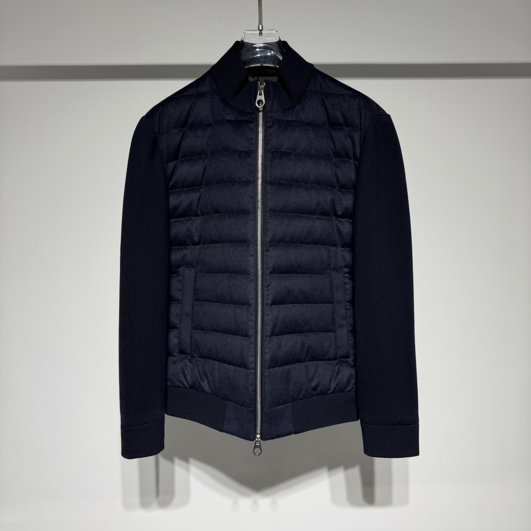 NO:676773,Loro Piana LP fashionable and casual goose down wool down jacket collides with luxurious materials, and is blessed with 90% gooseneck. This goose down jacket welds high-end and warmth in winter. When the woven inverted wool fabric meets the woolen sleeves, and when 90% gooseneck is filled inside, this goose down jacket is destined to be the quality benchmark for winter wear. -  The luxurious double-piece body is made of woven inverted wool fabric of 15 wool + 15 modal polyester fiber, with exquisite texture and high-end luster; the sleeves are made of 6 mulberry silk wool Tencel + 54 acrylic wool fabric, which is soft, skin-friendly and elastic. The collision of the two fabrics creates a rich luxury experience in both visual and tactile senses, allowing you to switch between business and leisure styles at will. -  Gooseneck velvet thermal black technology is filled with 90% gooseneck velvet. This velvet fiber is finer and lighter, and its fluffiness is far higher than that of ordinary down. It is full of warmth but is as light as nothing, and there is no sense of weight when you put it on. It allows you to enjoy the warmth of a cloud in the cold winter, while maintaining a neat figure, saying goodbye to bloated restraints. -  The details show the quality: the stand-up collar with double zipper pull design, the stand-up collar with windproof neck protection, the double zipper puller is convenient to put on and take off and has a sense of design; first-class quality, from materials to workmanship, it can withstand critical eyes!  It is your high-end choice to show off your taste and embrace warmth in winter. This winter, let it use the collision of high-end materials and the luxurious warmth of gooseneck velvet to accompany you to calmly cope with every low-temperature challenge. The style and warmth experience are both perfect. Model Color Camel Royal Blue Size M-L-XL-XXL-XXXL Refer to the size chart to choose the size that suits you!  ,men's clothing,loro piana,loro piana,down jacket,19860909Loro Piana LP时尚休闲鹅绒羊毛羽绒服奢级材质碰撞,90鹅颈绒加持,这件鹅绒服把高级与温暖焊死在冬季 当梭织倒顺毛面料邂逅毛织袖身,当90鹅颈绒填充于内,这件鹅绒服注定是冬季穿搭的品质标杆.  - 面料奢感双拼衣身采用15羊毛+15莫代尔聚酯纤维的梭织倒顺毛面料,纹理精致有质感,自带高级光泽感；袖子则是6桑蚕丝羊毛天丝+54晴纶的毛织材质,柔软亲肤且富有弹性,两种面料的碰撞,在视觉与触感上都营造出层次丰富的奢级体验,商务休闲风格随心切换. - 鹅颈绒保暖黑科技填充的是90鹅颈绒,这种绒纤维更细腻、更轻盈,蓬松度远超普通羽绒,保暖性拉满的同时却轻若无物,穿上身毫无负重感,让您在寒冬中既能享受云朵般的温暖包裹,又能保持利落身形,告别臃肿束缚. - 细节尽显品质立领双拉链头设计,立领防风护颈,双拉链头穿脱便利又具设计感；一等品品质,从材质到工艺都经得住挑剔眼光！是您冬季彰显品味、拥抱温暖的高端之选.  这个冬天,让它以高级材质的碰撞、鹅颈绒的奢级保暖,陪您从容应对每一场低温挑战,穿搭格调与温暖体验双双拉满. 型号 颜色驼色 宝蓝 尺码M-L-XL-XXL-XXXL 参考尺码表数据选择适合自己的尺码！,男装,loro piana,loro piana,down jacket,,Women's clothing