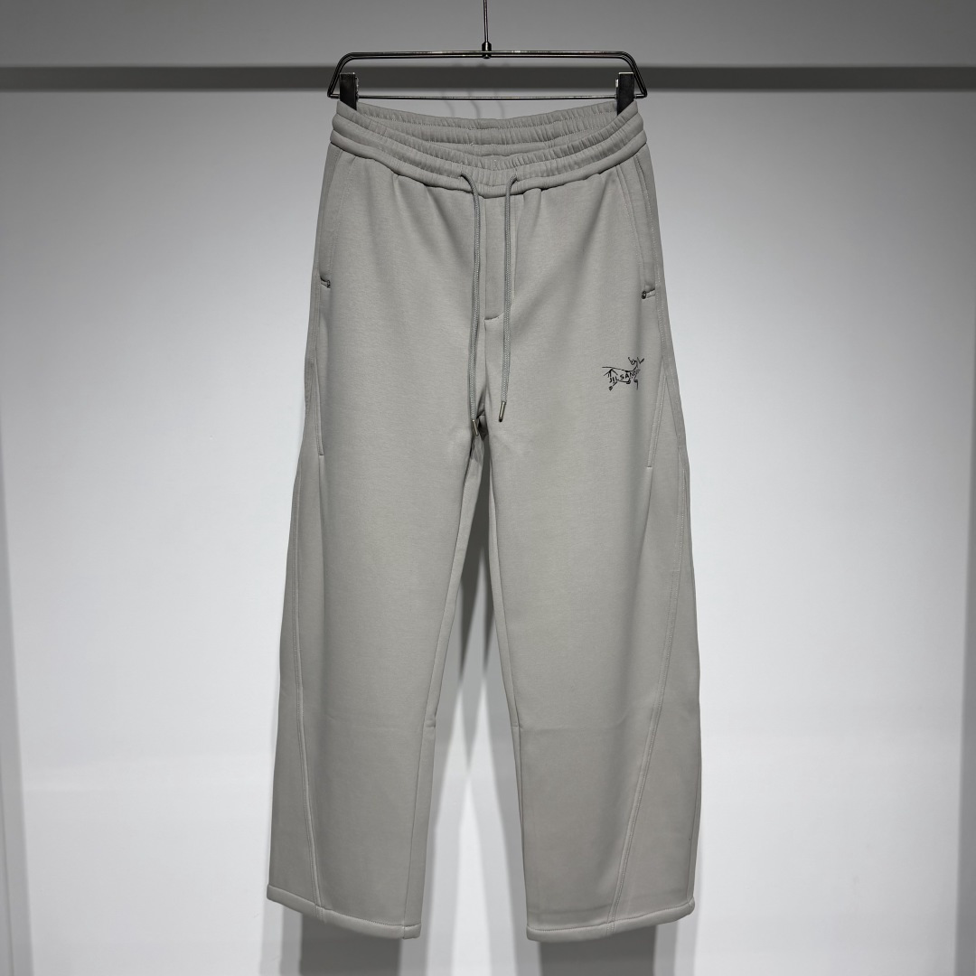 NO:676767,ARC'TERYX -JIL SANDER Arc'teryx fashionable casual fleece pants!  Add workwear elements, composite custom fabrics and three-dimensional tailoring!  Arc'teryx x Jil Sander double logo letter print!  Workwear is the perfect combination of sports fashion and comfort. It is made of high-quality pure cotton fabric that is soft and comfortable, skin-friendly, breathable and non-irritating to wear!  !  The fabric is comfortable to wear and not easy to deform!  The slightly loose fit design shows graceful curves and enhances your temperament. The perfect combination of Arc'teryx brand's fashion sense and high-quality fabrics will make you both fashionable and warm in the cold winter. The product has exquisite detail processing. From cutting to sewing, every link has been carefully crafted to ensure excellent quality and strong durability. This exquisite processing also reflects the brand's unique pursuit of products!  Model Color Black Gray Size 29-30-31-32-33-34-36 32 waist 40, hip 55, pants length 106. Refer to the 32 size chart to choose the size that suits you!  ,men's clothing,jil sander,jil sanderarc'teryx,19860909ARC'TERYX -JIL SANDER 始祖鸟时尚休闲加绒裤！加入工装元素复合定制面料立体剪裁！始祖鸟x吉尔桑达双logo字母印花！ 工装运动时尚与舒适的完美结合.选用优质纯棉面料材质柔软舒适,亲肤透气穿着无刺激！！ 面料穿着舒适不易变形！微宽松版型设计,展现优美曲线,提升气质. 始祖鸟品牌的时尚感与高品质面料的完美结合,让您在寒冷的冬日里既时尚又温暖. 产品具备精致的细节处理.从剪裁到缝制,每一个环节都经过仔细雕琢,确保质量卓越,耐用性强.这种精致的处理也体现了品牌对产品的独特追求！ 型号 颜色黑色 灰色 尺码29-30-31-32-33-34-36 32腰围40、臀围55、裤长106 参考32尺码表数据选择合适自己的尺码！,男装,jil sander,jil sanderarc'teryx,,Women's clothing