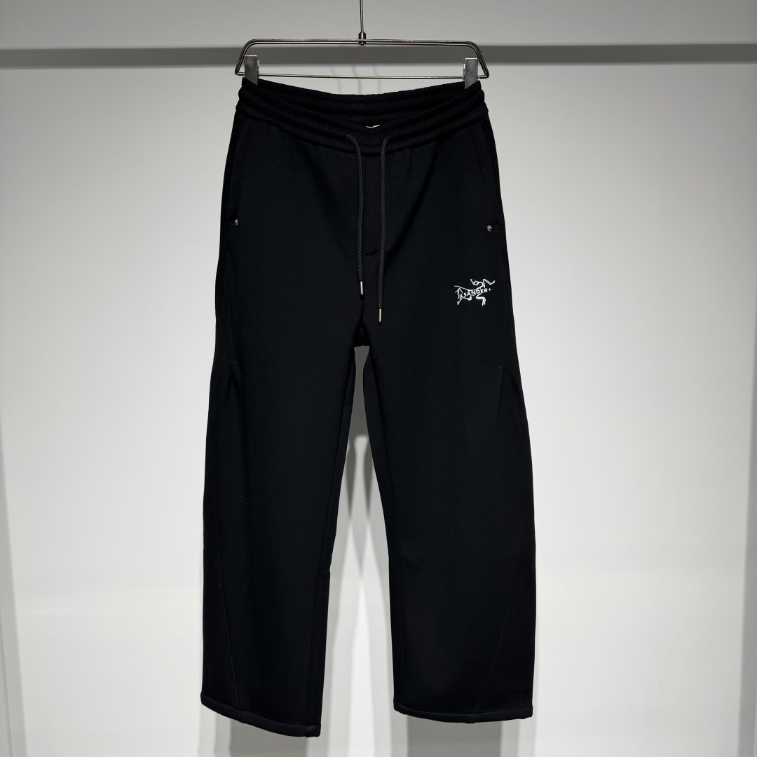 NO:676759,ARC'TERYX -JIL SANDER Arc'teryx fashionable casual fleece pants!  Add workwear elements, composite custom fabrics and three-dimensional tailoring!  Arc'teryx x Jil Sander double logo letter print!  Workwear is the perfect combination of sports fashion and comfort. It is made of high-quality pure cotton fabric that is soft and comfortable, skin-friendly, breathable and non-irritating to wear!  !  The fabric is comfortable to wear and not easy to deform!  The slightly loose fit design shows graceful curves and enhances your temperament. The perfect combination of Arc'teryx brand's fashion sense and high-quality fabrics will make you both fashionable and warm in the cold winter. The product has exquisite detail processing. From cutting to sewing, every link has been carefully crafted to ensure excellent quality and strong durability. This exquisite processing also reflects the brand's unique pursuit of products!  Model Color Black Gray Size 29-30-31-32-33-34-36 32 waist 40, hip 55, pants length 106. Refer to the 32 size chart to choose the size that suits you!  ,men's clothing,jil sander,jil sanderarc'teryx,19860909ARC'TERYX -JIL SANDER 始祖鸟时尚休闲加绒裤！加入工装元素复合定制面料立体剪裁！始祖鸟x吉尔桑达双logo字母印花！ 工装运动时尚与舒适的完美结合.选用优质纯棉面料材质柔软舒适,亲肤透气穿着无刺激！！ 面料穿着舒适不易变形！微宽松版型设计,展现优美曲线,提升气质. 始祖鸟品牌的时尚感与高品质面料的完美结合,让您在寒冷的冬日里既时尚又温暖. 产品具备精致的细节处理.从剪裁到缝制,每一个环节都经过仔细雕琢,确保质量卓越,耐用性强.这种精致的处理也体现了品牌对产品的独特追求！ 型号 颜色黑色 灰色 尺码29-30-31-32-33-34-36 32腰围40、臀围55、裤长106 参考32尺码表数据选择合适自己的尺码！,男装,jil sander,jil sanderarc'teryx,,Women's clothing