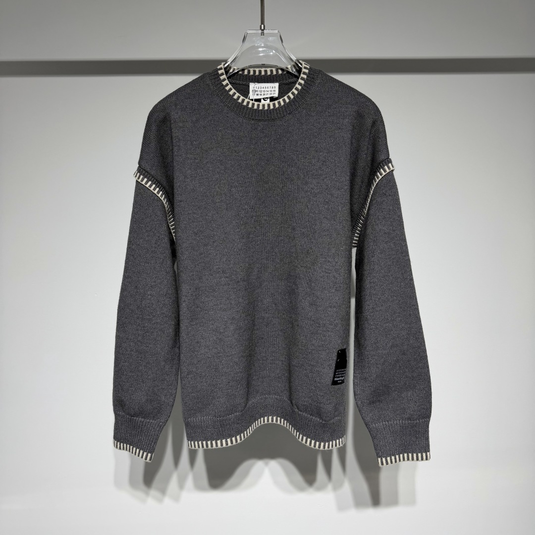 NO:676754,Martin Margiela Martin Margiela sports fashion casual crew neck sweater is on sale for a limited time!  The collar, cuffs and hem are designed with three-dimensional knitting technology and are designed in contrasting colors, which is very beautiful!  The wool blended fabric is moderately thick, wide, and textured. Brand MM6 is a high-end luxury product!  The loose version is suitable for a wide range of people!  The craftsmanship is carefully crafted, the neat and clean style is simple, fashionable and versatile!  The fabric has been washed and is not easily deformed or shrunk, making it very interesting!  Can be worn alone or as an inner layer!  Versatile fashion trend!  Martin Margiela is like a god in the fashion world. The fabrics are soft and full of texture, and the loose silhouette is suitable for both men and women. It hides the designer’s endless imagination. The texture of the brand’s printed letters is visible to the naked eye. It has become popular with its deconstructionism, and the peak tradition returns to design!  Style No. Color Black Gray Size M-L-XL-XXL-XXXL L shoulder width 57, chest 60, length 68. Refer to the L size data to choose the size that suits you!  ,menswear,masion margiela,masion margiela,sweaters,19860909Martin Margiela 马丁.马吉拉运动时装休闲圆领毛衣限定发售！采用立体针织工艺领口袖口下摆撞色设计极具美感！ 羊毛混纺面料厚度适中挺阔有质感品牌MM6高级奢华！宽松版型适应人群丰富！工艺尽心打造,利落干净的版型 简约大气时尚百搭！ 面料做了水洗工艺不易变形缩水趣味十足！ 单穿内搭皆可！百搭时尚潮流！ 马丁马吉拉时尚圈神一般的存在 面料柔软质感拉满,廓形宽松剪裁版型男女通穿,隐藏着设计师无穷无尽的想象力,品牌印花字母肉眼可见的质感,以其解构主义火出圈,巅峰传统回归设计！ 款号 颜色 黑色 灰色 尺码 M-L-XL-XXL-XXXL L肩宽57、胸围60、衣长68 参考L尺寸数据选择合适自己的尺码！,男装,masion margiela,masion margiela,sweaters,,Women's clothing