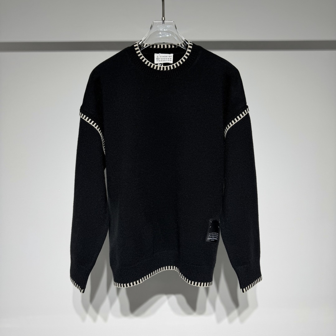 NO:676748,Martin Margiela Martin Margiela sports fashion casual crew neck sweater is on sale for a limited time!  The collar, cuffs and hem are designed with three-dimensional knitting technology and are designed in contrasting colors, which is very beautiful!  The wool blended fabric is moderately thick, wide, and textured. Brand MM6 is a high-end luxury product!  The loose version is suitable for a wide range of people!  The craftsmanship is carefully crafted, the neat and clean style is simple, fashionable and versatile!  The fabric has been washed and is not easily deformed or shrunk, making it very interesting!  Can be worn alone or as an inner layer!  Versatile fashion trend!  Martin Margiela is like a god in the fashion world. The fabrics are soft and full of texture, and the loose silhouette is suitable for both men and women. It hides the designer’s endless imagination. The texture of the brand’s printed letters is visible to the naked eye. It has become popular with its deconstructionism, and the peak tradition returns to design!  Style No. Color Black Gray Size M-L-XL-XXL-XXXL L shoulder width 57, chest 60, length 68. Refer to the L size data to choose the size that suits you!  ,menswear,masion margiela,masion margiela,sweaters,19860909Martin Margiela 马丁.马吉拉运动时装休闲圆领毛衣限定发售！采用立体针织工艺领口袖口下摆撞色设计极具美感！ 羊毛混纺面料厚度适中挺阔有质感品牌MM6高级奢华！宽松版型适应人群丰富！工艺尽心打造,利落干净的版型 简约大气时尚百搭！ 面料做了水洗工艺不易变形缩水趣味十足！ 单穿内搭皆可！百搭时尚潮流！ 马丁马吉拉时尚圈神一般的存在 面料柔软质感拉满,廓形宽松剪裁版型男女通穿,隐藏着设计师无穷无尽的想象力,品牌印花字母肉眼可见的质感,以其解构主义火出圈,巅峰传统回归设计！ 款号 颜色 黑色 灰色 尺码 M-L-XL-XXL-XXXL L肩宽57、胸围60、衣长68 参考L尺寸数据选择合适自己的尺码！,男装,masion margiela,masion margiela,sweaters,,Women's clothing