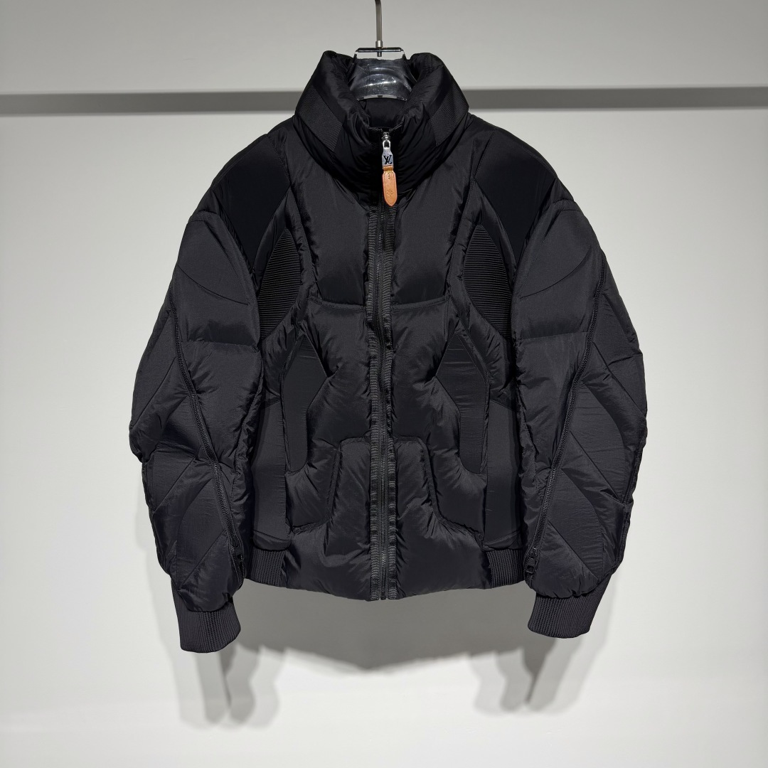 NO:676775,Louis Vuitton Louis Vuitton's fashionable and casual stand-collar down jacket, front and back foam shaped ready-to-wear is quite wide and stylish!  The divided velvet filling technology is three-dimensional and stylish!  Original 1:1 customized hardware accessories are all imported and original customized!  Welcome to compare at the counter for absolute high quality!  Made of top-grade 95 white duck down, super soft and full of feathers!  The super heavy fabric, the workmanship, and the perfect fit. Note that the fabric is super comfortable, an exclusive model that is not available on the market!  High fashion designs for men and women!  LV has always adhered to the spirit of excellent quality and innovation. The brand pays attention to the details and craftsmanship of its products, using high-quality materials and exquisite production techniques to ensure that each product can meet the highest quality standards. At the same time, LV also continuously introduces new designs and products to meet the changing needs and tastes of consumers!  With its classic design, exquisite craftsmanship and innovative spirit, it has become one of the most influential luxury brands in the world and continues to lead fashion trends!  !  Model Color Black Size M-L-XL-XXL-XXXL L shoulder width 57, bust 62, length 65 Please refer to the L size chart to choose the size that suits you!  ,Louis Vuitton-clothing,louis vuitton,louis vuitton,louis vuitton,down jacket,19860909Louis Vuitton 路易威登时尚休闲立领羽绒服、前后海绵定型成衣整体挺阔有型！分格充绒工艺立体有型！ 原版1:1订制五金配件全进口原版定制！欢迎专柜对比绝对的高品质！采用顶级95白鸭绒超柔软充羽量蓬松饱满！ 超级重面料做工杠杠的版型完美 注意面料超舒服独家款非市场货！ 高级时时尚设计男女同款！ LV始终秉持着卓越的品质和创新的精神.品牌注重产品的细节和工艺,采用高品质的材料和精湛的制作工艺, 确保每一件产品都能达到最高的品质标准.同时,LV也不断推出新的设计和产品,以满足消费者不断变化的需求和品味！ 以其经典设计、精湛工艺和创新精神,成为全球最具影响力的奢侈品牌之一,持续引领时尚潮流！！ 型号 颜色黑色 尺码M-L-XL-XXL-XXXL L肩宽57、胸围62、衣长65 参考L尺码表数据选择适合自己的尺寸！,路易威登-服装,louis vuitton,louis vuitton,louis vuitton,down jacket,,Women's clothing