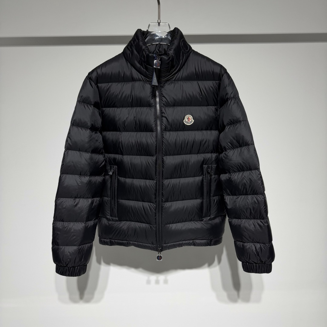 NO:689078,Moncler fashionable sports casual stand collar down jacket!  !  The three-dimensional letters of the collar are foamed and fixed with high-temperature positioning and embroidery. Carefully crafted!  It adopts classic grid, filled with velvet and is three-dimensional and vivid!  Matte fabric with a slightly sporty temperament and 90 white duck down!  The fitted version of the wool Zhangzi logo adds a sense of luxury!  The fabric is soft, delicate and practical, and the perfect combination of fashion, sports, ability and handsomeness not only ensures the overall wearability, but also has a sense of design without being dull!  Let the original sports-style items become more fashionable instantly!  The upper body is very handsome and stylish!  Every detail is introduced one by one, the craftsmanship is exquisite, the three-dimensional tailoring is necessary for travel and vacation, and the sporty tailoring chases the trend. It represents its interpretation of fashion and leisure. Moncler has become the leading international top brand in the outdoor down jacket industry!  Model Color Black Green Size 1-2-3-4-5 2 Shoulder width 48, Bust 54, Clothes length 63 Please refer to the 2 size chart to choose the size that suits you!  ,Moncler,down jacket,19860909Moncler 蒙口时尚运动休闲立领羽绒服！！领圈立体字母发泡高温定位刺绣固定精心打造！采用经典分格充绒立体生动！哑光面料略带运动气质90白鸭绒！合体版型羊毛章仔logo加持高级感拉满！面料柔软细腻实用性大大提升、时尚融合运动干练帅气完美结合既保证整体的实穿性,又充满设计感不呆板！ 让原本运动风格的单品瞬间变得更加时尚！ 上身非常帅气有型！处处都是细节不一一介绍、工艺精美搭配、旅游度假必备立体裁剪、 运动气息剪裁追逐潮流 代表它对时尚休闲的诠释 Moncler在户外羽绒服业界中,成为首屈一指的国际顶尖品牌！ 型号 颜色黑色 绿色 尺码1-2-3-4-5 2肩宽48、胸围54、衣长63 参考2尺码表数选择合适自己的尺码！,蒙口-服装,Moncler,down jacket,,Women's clothing