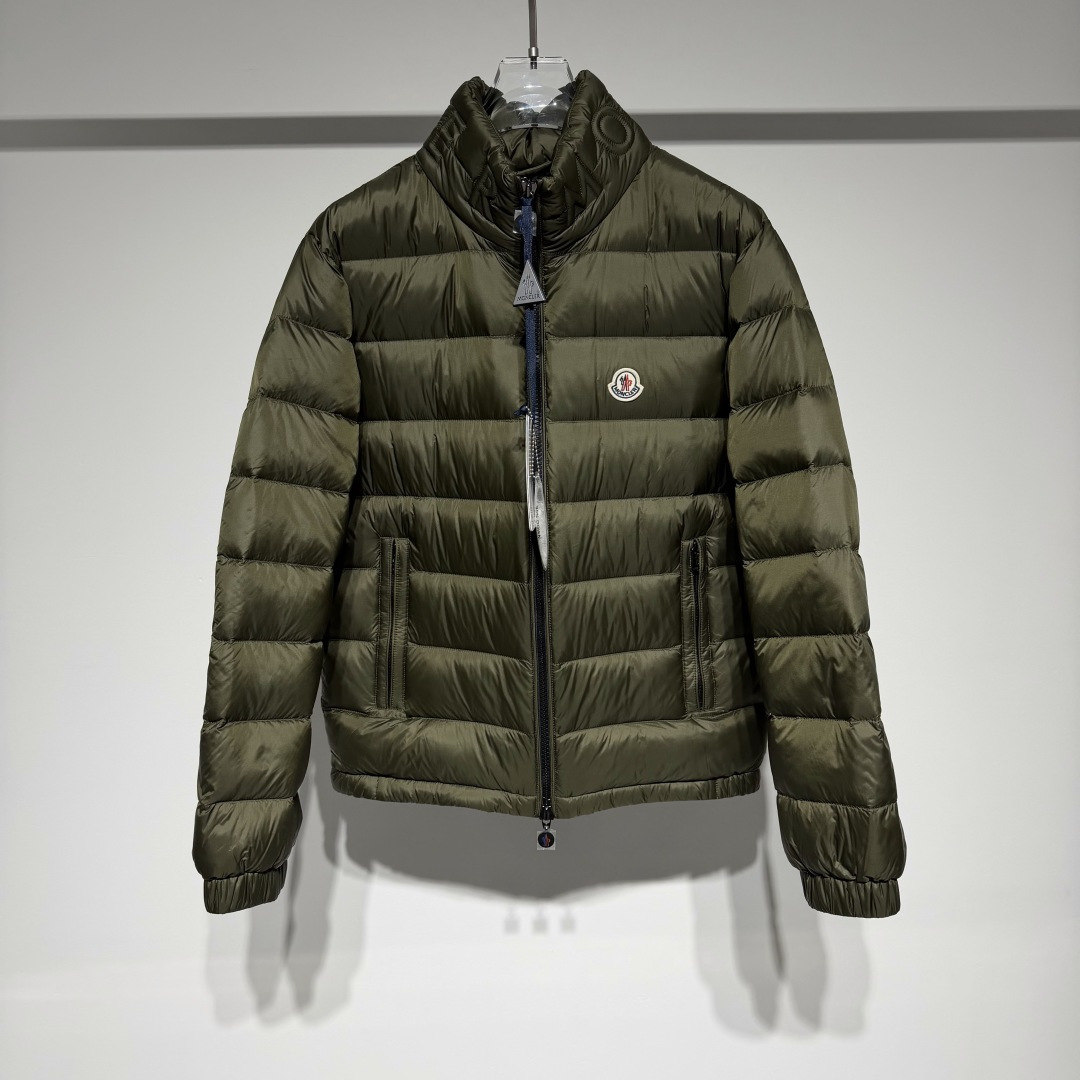 NO:689069,Moncler fashionable sports casual stand collar down jacket!  !  The three-dimensional letters of the collar are foamed and fixed with high-temperature positioning and embroidery. Carefully crafted!  It adopts classic grid, filled with velvet and is three-dimensional and vivid!  Matte fabric with a slightly sporty temperament and 90 white duck down!  The fitted version of the wool Zhangzi logo adds a sense of luxury!  The fabric is soft, delicate and practical, and the perfect combination of fashion, sports, ability and handsomeness not only ensures the overall wearability, but also has a sense of design without being dull!  Let the original sports-style items become more fashionable instantly!  The upper body is very handsome and stylish!  Every detail is introduced one by one, the craftsmanship is exquisite, the three-dimensional tailoring is necessary for travel and vacation, and the sporty tailoring chases the trend. It represents its interpretation of fashion and leisure. Moncler has become the leading international top brand in the outdoor down jacket industry!  Model Color Black Green Size 1-2-3-4-5 2 Shoulder width 48, Bust 54, Clothes length 63 Please refer to the 2 size chart to choose the size that suits you!  ,Moncler,down jacket,19860909Moncler 蒙口时尚运动休闲立领羽绒服！！领圈立体字母发泡高温定位刺绣固定精心打造！采用经典分格充绒立体生动！哑光面料略带运动气质90白鸭绒！合体版型羊毛章仔logo加持高级感拉满！面料柔软细腻实用性大大提升、时尚融合运动干练帅气完美结合既保证整体的实穿性,又充满设计感不呆板！ 让原本运动风格的单品瞬间变得更加时尚！ 上身非常帅气有型！处处都是细节不一一介绍、工艺精美搭配、旅游度假必备立体裁剪、 运动气息剪裁追逐潮流 代表它对时尚休闲的诠释 Moncler在户外羽绒服业界中,成为首屈一指的国际顶尖品牌！ 型号 颜色黑色 绿色 尺码1-2-3-4-5 2肩宽48、胸围54、衣长63 参考2尺码表数选择合适自己的尺码！,蒙口-服装,Moncler,down jacket,,Women's clothing