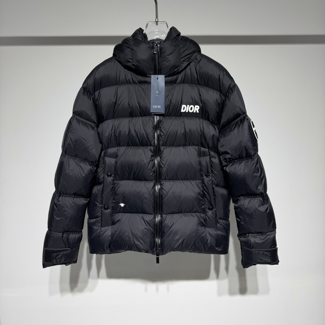 NO:689063,Dior Christian Dior stylish casual hooded down jacket!  The three-dimensional letters on the back hem are foamed and fixed with high-temperature positioning and embroidery. Carefully crafted!  It is made of classic divided down and three-dimensional vivid filling of 90 white duck down!  Customized light fabric is soft, delicate, breathable, comfortable, full and stylish!  Very textured, high-end matte and delicate!  Three-dimensional tailoring for perfect shaping!  The distinct layers, exquisite and fashionable styles are combined with the latest technology!  !  !  Origin Italy!  The symbol of quality and the benchmark of fashion has always been synonymous with luxury and elegance. Whether it is fashion or accessories, Dior has always been at the top of the fashion palace!  !  !  The reason why it has become a classic is that in addition to its innovative and elegant design, its extraordinary design skills push its momentum to the top. Every detail in the simple design is completely coordinated and used just right!  !  !  The design of all luxury goods is very demanding in pursuit of details and forms a perfect arc!  !  !  Item No. Color Black Khaki Size M-L-XL-XXL-XXXL L shoulder width 54, hip 57, length 65. Refer to the L size data to choose the size that suits you!  ,Dior-clothing,dior,dior,jackets & coats,down jacket,hats,19860909Dior 克里斯汀迪奥时尚休闲连帽羽绒外套！ 后背下摆立体字母发泡高温定位刺绣固定精心打造！采用经典分格充绒立体生动填充90白鸭绒！ 定制轻薄面料柔软细腻透气舒适饱满有型！ 非常有质感高级哑光度细腻！立体剪裁完美塑形！层次鲜明精美时尚版型结合当下最新工艺！！！原产地意大利！ 品质的象征时尚的标杆 一直是华丽与高雅的代名词 不论是时装还是饰品 迪奥在时尚殿堂一直雄踞顶端！！！之所以能成为经典,除了其创新中又带着优雅的设计,非凡的设计功力将的声势推向顶点, 简约设计中的每个细节都完整的协调在一起运用得恰到好处！！！所有奢侈品的设计对细节追求都非常苛刻呼应构成了完美的弧线！！！ 货号 颜色黑色 卡其 尺码M-L-XL-XXL-XXXL L肩宽54、臀围57、衣长65 参考L尺码数据选择合适自己的尺码！,迪奥-服装,dior,dior,jackets & coats,down jacket,hats,,Women's clothing