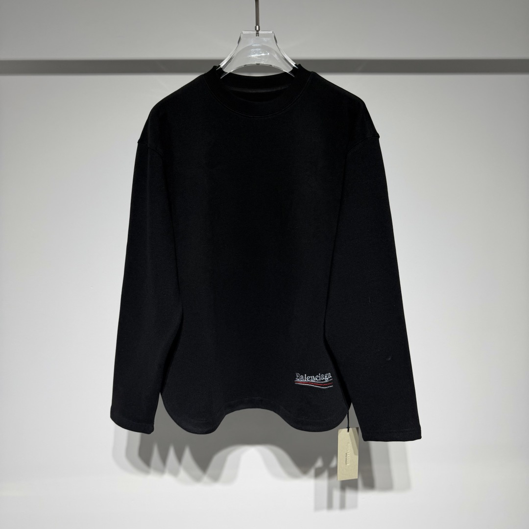 NO:689043,BALENCIAGA Fashionable casual round neck velvet sweatshirt!  The brand logo uses three-dimensional embroidery technology!  Customized composite velvet fabric for a loose fit!  Pure cotton fabric is warm, comfortable, high-end and low-key luxury!  It can be worn alone or layered with autumn and winter travel, weekend outings, outdoor outings, and gatherings with friends. It is a very outstanding clothing combination!  The brand has always insisted on hand-made production, paying attention to details, emphasizing tailoring and contour lines, and strict selection of fabrics. This persistent pursuit of quality has made Balenciaga a leader in the global luxury goods industry. Balenciaga is famous for its simple, noble and elegant design style. It is committed to integrating traditional craftsmanship with modern design concepts to create works that are both visually impactful and elegant!  Model Color Black Size S-M-L-XL S shoulder width 55, bust 60, length 70. Refer to the S size data to choose the size that suits you!  ,Balenciaga-clothing,balenciaga,balenciaga,hoodie,sweatshirts,19860909BALENCIAGA 巴黎世家时尚休闲圆领丝绒卫衣！品牌logo采用立体刺绣工艺！定制复合丝绒面料宽松版型！纯棉面料保暖舒适高级低调奢华！ 可以单穿可以内搭秋冬季旅行周末郊游户外、朋友聚会都是非常出彩的服饰搭配！ 品牌始终坚持手工制作,注重细节,强调剪裁和轮廓线条,以及对面料的严格挑选. 这种对品质的执着追求,使得巴黎世家成为了全球奢侈品行业中的佼佼者. 巴黎世家以其简洁、高贵、典雅的设计风格而著称于世. 致力于将传统手工艺与现代设计理念相融合,创造出既具有视觉冲击力又不失优雅气质的作品！ 型号 颜色黑色 尺码S-M-L-XL S肩宽55、胸围60、衣长70 参考S尺码数据选择适合自己的尺寸！,巴黎世家-服装,balenciaga,balenciaga,hoodie,sweatshirts,,Women's clothing