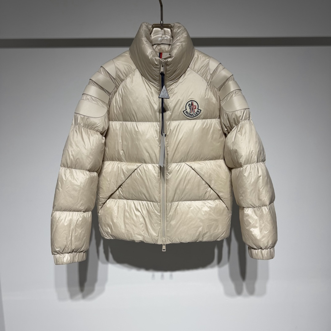 NO:689029,Moncler fashionable sports casual stand collar down jacket!  !  There are four pieces of sponge on each side of the shoulder to shape the garment. The overall three-dimensional and stylish garment is carefully crafted!  It adopts classic partitions and is filled with velvet that is three-dimensional and full!  Matte fabric with a slightly sporty temperament and 90 white duck down!  Slightly loose-fitting wool Zhangzi logo adds a sense of high-end!  The fabric is soft, delicate and practical, and the perfect combination of fashion, sports, ability and handsomeness not only ensures the overall wearability, but also has a sense of design without being dull!  Let the original sports-style items become more fashionable instantly!  The upper body is very handsome and stylish!  Every detail is introduced one by one, the craftsmanship is exquisite, the three-dimensional tailoring is necessary for travel and vacation, and the sporty tailoring chases the trend. It represents its interpretation of fashion and leisure. Moncler has become the leading international top brand in the outdoor down jacket industry!  Model Color Black Off-white Size 1-2-3-4-5 2 Dropped shoulder sleeves, bust 56, length 66 Please refer to the 2 size chart to choose the size that suits you!  ,Moncler,down jacket,19860909Moncler 蒙口时尚运动休闲立领羽绒服！！肩膀两侧各四片海棉定型成衣整体立体有型精心打造！采用经典分格充绒立体饱满！哑光面料略带运动气质90白鸭绒！微宽松版型羊毛章仔logo加持高级感拉满！面料柔软细腻实用性大大提升、时尚融合运动干练帅气完美结合既保证整体的实穿性,又充满设计感不呆板！ 让原本运动风格的单品瞬间变得更加时尚！ 上身非常帅气有型！处处都是细节不一一介绍、工艺精美搭配、旅游度假必备立体裁剪、 运动气息剪裁追逐潮流 代表它对时尚休闲的诠释 Moncler在户外羽绒服业界中,成为首屈一指的国际顶尖品牌！ 型号 颜色黑色 米白 尺码1-2-3-4-5 2落肩袖、胸围56、衣长66 参考2尺码表数选择合适自己的尺码！,蒙口-服装,Moncler,down jacket,,Women's clothing