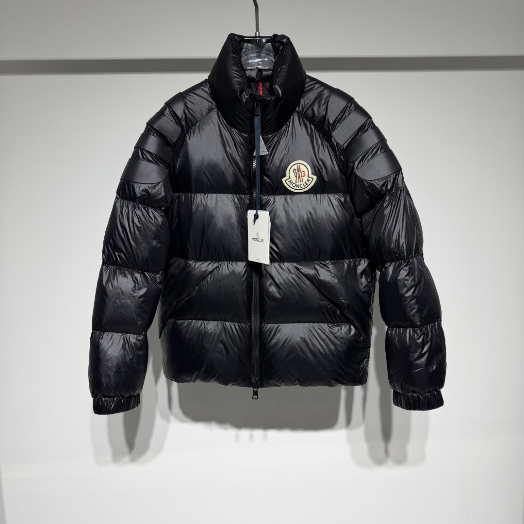 NO:689019,Moncler fashionable sports casual stand collar down jacket!  !  There are four pieces of sponge on each side of the shoulder to shape the garment. The overall three-dimensional and stylish garment is carefully crafted!  It adopts classic partitions and is filled with velvet that is three-dimensional and full!  Matte fabric with a slightly sporty temperament and 90 white duck down!  Slightly loose-fitting wool Zhangzi logo adds a sense of high-end!  The fabric is soft, delicate and practical, and the perfect combination of fashion, sports, ability and handsomeness not only ensures the overall wearability, but also has a sense of design without being dull!  Let the original sports-style items become more fashionable instantly!  The upper body is very handsome and stylish!  Every detail is introduced one by one, the craftsmanship is exquisite, the three-dimensional tailoring is necessary for travel and vacation, and the sporty tailoring chases the trend. It represents its interpretation of fashion and leisure. Moncler has become the leading international top brand in the outdoor down jacket industry!  Model Color Black Off-white Size 1-2-3-4-5 2 Dropped shoulder sleeves, bust 56, length 66 Please refer to the 2 size chart to choose the size that suits you!  ,Moncler,down jacket,19860909Moncler 蒙口时尚运动休闲立领羽绒服！！肩膀两侧各四片海棉定型成衣整体立体有型精心打造！采用经典分格充绒立体饱满！哑光面料略带运动气质90白鸭绒！微宽松版型羊毛章仔logo加持高级感拉满！面料柔软细腻实用性大大提升、时尚融合运动干练帅气完美结合既保证整体的实穿性,又充满设计感不呆板！ 让原本运动风格的单品瞬间变得更加时尚！ 上身非常帅气有型！处处都是细节不一一介绍、工艺精美搭配、旅游度假必备立体裁剪、 运动气息剪裁追逐潮流 代表它对时尚休闲的诠释 Moncler在户外羽绒服业界中,成为首屈一指的国际顶尖品牌！ 型号 颜色黑色 米白 尺码1-2-3-4-5 2落肩袖、胸围56、衣长66 参考2尺码表数选择合适自己的尺码！,蒙口-服装,Moncler,down jacket,,Women's clothing