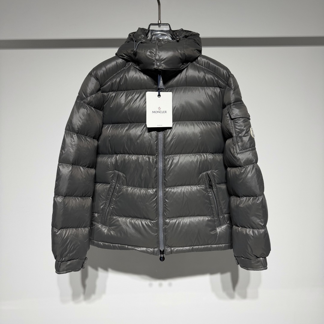 NO:721070,The highest version on the market, the girl inspects the goods, trims the three marks on the threads, and delivers the goods. You can post pictures and take videos. If you want quality and service, add me on WeChat. We will not accept urgent orders. Moncl*r men's high-end quality latest Maya classic short down jacket, the most classic Maya short down jacket. The glossy high version of the high-looking Maya, white goose down filled with NFC chip sensor, made of classic bright and soft fabrics. No matter how many years have passed, Maya is still the down jacket, and they can be found on all major Internet generations.  You can go and ask for confirmation!  Mengjia's evergreen model is durable and has good warmth. It is a must-have for winter. It is classic but not outdated. It can be worn by both men and women. It looks really good to wear this winter. It is perfectly filled using direct velvet filling technology. The lightness and warmth of goose down are maximized. The filling volume is full and fluffy, making it feel like falling in your hand. The detachable hood design makes the hood three-dimensional when closed and the shape is sharper. It is not afraid of the cold wind and makes you energetic in the cold winter!  Three-dimensional and beautiful arm bag accessories with sleeves and classic Mengjia LOGO embroidery and felt craft badge decoration. The distinctive oblique hidden pockets on both sides of the body, the bag lip hemming, the color and thickness of the badge and the position of the embroidery are all one of the indicators to distinguish the best!  Double zipper design on the top and bottom of the placket, convenient and practical diagonal pockets on both sides of the body, the inner filling is white goose down, the velvet content is 90%, the outer nylon fabric, the collar label and washed wheat are all made of original Italian ultra-fine yarn jacquard technology. It is different from all versions on the market. Color black gray Size 1-2-3-4-5-6-7 Refer to the size chart to choose the size that suits you!  85230 size data: (1 2 3 4 5 6 7) Size 1 has shoulder width 43cm-bust 112cm-shirt length 63cm-sleeve length 64. Size 2 has shoulder width 44cm-chest 116cm-shirt length 64cm-sleeve length 65. Size 3 has shoulder width 45cm-chest 120cm-shirt length 65cm-sleeve length 66.  Size 4 has shoulder width 46cm - chest 124cm - dress length 67cm - sleeve length 67. Size 5 has shoulder width 47cm - chest 128cm - dress length 68cm - sleeve length 65. Size 6 has shoulder width 48cm - chest 132cm - dress length 70cm - sleeve length 66. Size 7 has shoulder width 49cm - chest 136cm - dress length 72cm - sleeve length 67. Size recommendation (standard version)  Height 175-150 pounds, try on size 2 which is suitable!  Boys weighing less than 130 kilograms choose size 1, 140-150 kilograms choose size 2, 150-160 kilograms choose size 3, 160-170 kilograms choose size 4, 170-180 kilograms choose size 5, 180-190 kilograms choose size 6, over 190 kilograms choose size 7. Girls can all choose size 1!  ,Prada-clothing,prada,down jacket,hats,19860909市面最高版本小妹验货、修剪线头上三标、发货可发图及拍视频,要品质要服务的加我微信,不接急单. Moncl*r男士高端品质最新Maya经典短款羽绒服,最经典的玛雅短款羽绒服 亮面高版本高颜值玛雅,白鹅绒填充NFC芯片感应,经典式亮光柔软面料打造. 无论多少年过去 依然是羽绒服的Maya,各大网代上都能找到它们的身影 可以去求证！ 蒙家的长青款,耐看,保暖性好,过冬必须得配一件,经典不过时,男女都可以同款,这个冬天穿真的很好看. 运用直充绒技术的完美填充 鹅绒轻盈保暖御寒能力提升到了最大限度 充绒量饱满蓬松质感达到坠手的感觉 可拆卸的连帽设计造型 帽子闭合状态立体感十足 造型更加犀利 不怕寒风凛冽让你在寒冬中活力四射! 袖臂立体好看的臂袋配饰经典蒙家LOGO刺绣毛毡工艺徽章装饰 衣身两侧很有特色的斜插暗口袋,袋唇包边,徽章的色泽厚度刺绣的位置都是区分好次的指标之一！ 门襟上下双拉链设计,衣身两侧方便实用的斜插口袋,内里填充物白鹅绒,绒子含量90 外层锦纶面料,领标及洗水麦均采用原厂意大利超细纱线提花工艺.区别于市场所有版本. 颜色黑色 灰色 尺码1-2-3-4-5-6-7 参考尺码表数据选择合适自己的尺码！ 85230尺码数据:( 1 2 3 4 5 6 7 ) 1码肩宽43cm-胸围112cm-衣长63cm-袖长64 2码肩宽44cm-胸围116cm-衣长64cm-袖长65 3码肩宽45cm-胸围120cm-衣长65cm-袖长66 4码肩宽46cm-胸围124cm-衣长67cm-袖长67 5码肩宽47cm-胸围128cm-衣长68cm-袖长65 6码肩宽48cm-胸围132cm-衣长70cm-袖长66 7码肩宽49cm-胸围136cm-衣长72cm-袖长67 尺码推荐（标准版型） 身高175-150斤,试穿2码合适！ 男生体重130斤以内选择1码,140-150斤选择2码,150-160斤选择3码,160-170斤选择4码,170-180斤选择5码,180-190斤选择6码,190斤以上选7码 女生全部选择1码即可！,普拉达-服装,prada,down jacket,hats,,Women's clothing